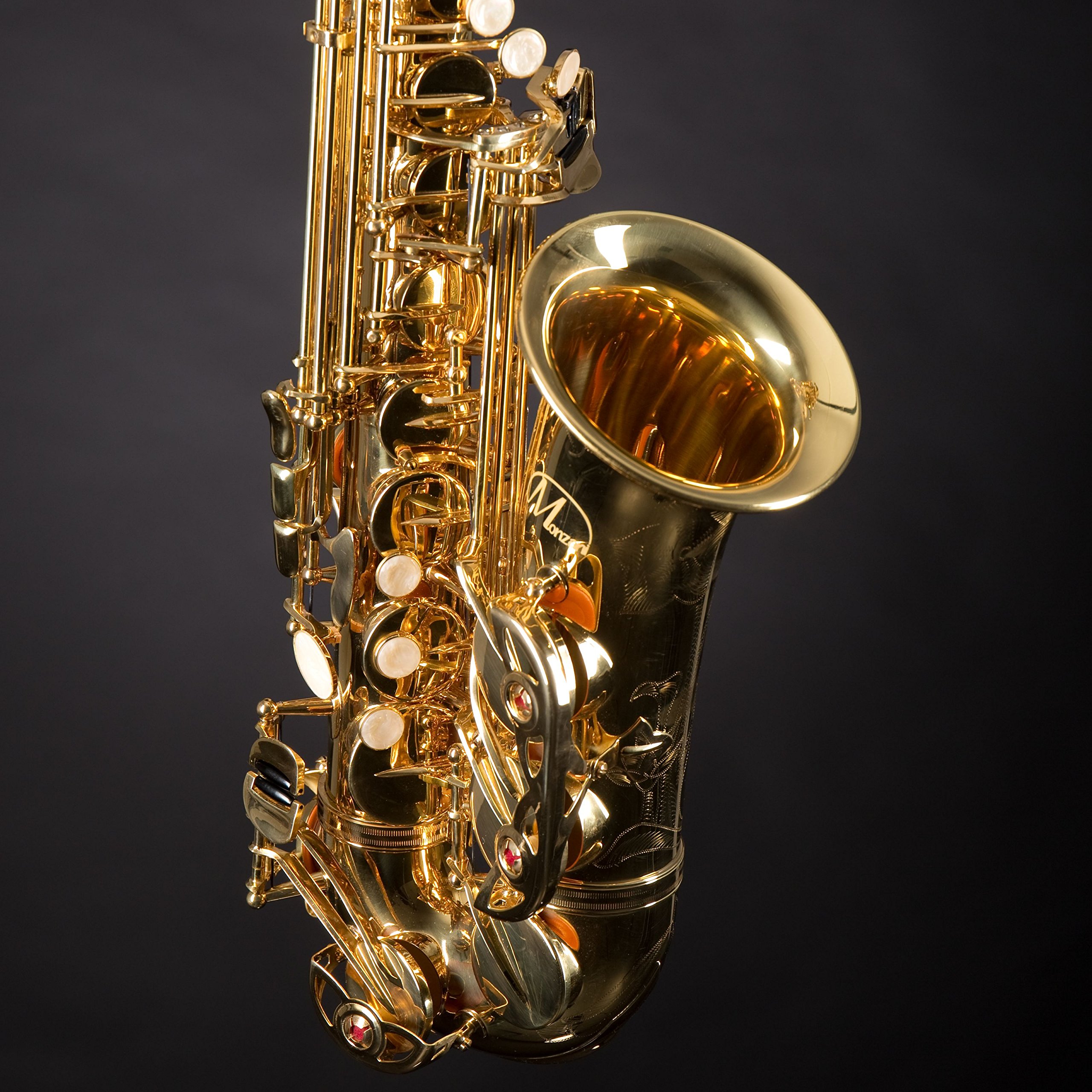 Monzani MZAS-350Y Alt Saxophon, Professioneller Klang, Leichtgängige Mechanik, Pisoni Polster, Inklusive Mundstück, Wischer, Koffer, Gurt, Messing, Klarlack lackiert, Graviert, Stimmung Eb