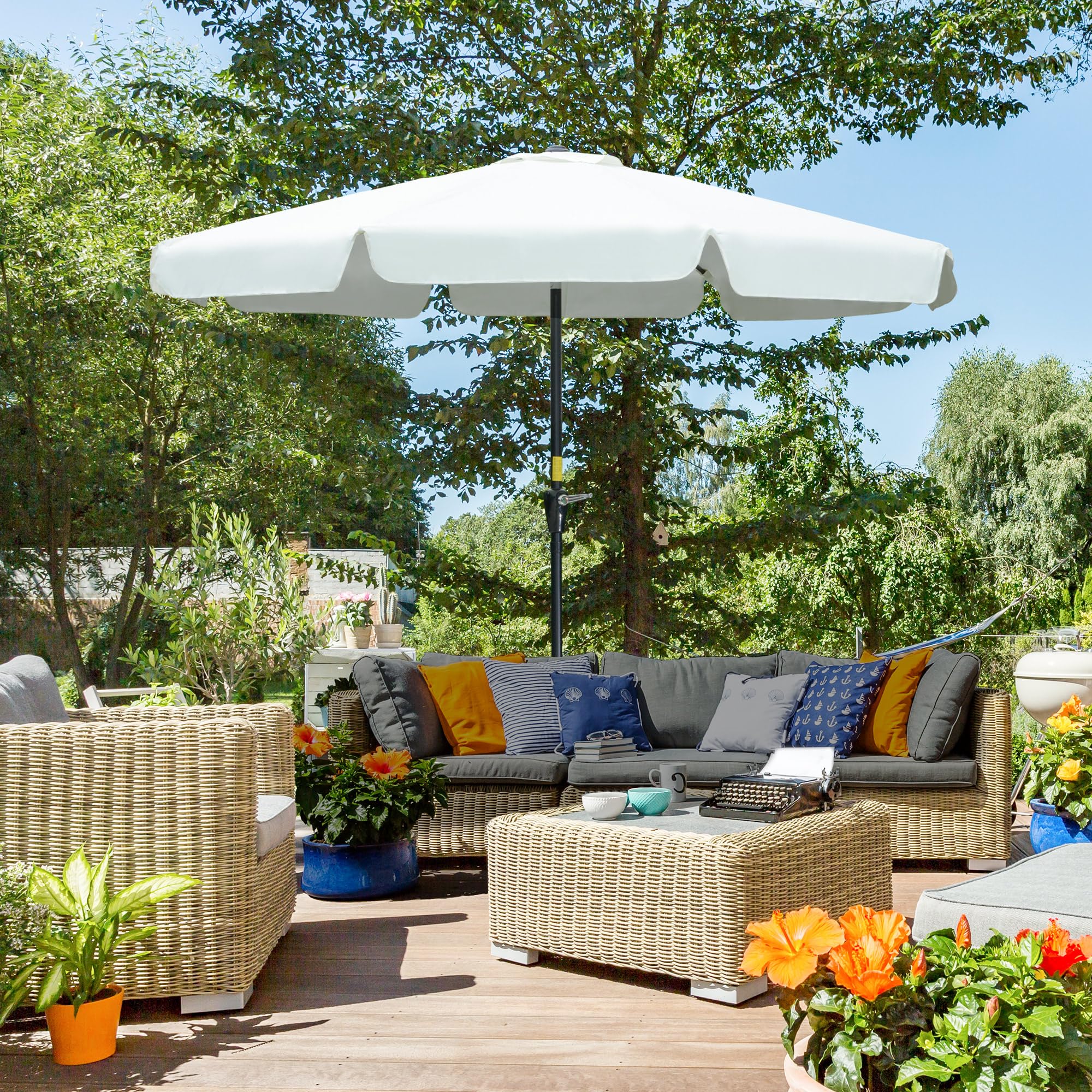 Outsunny Ombrellone da Giardino Ø2.7m Inclinabile a Manovella UV50 | Presa d'Aria, Bordo a Balze, Ombrellone da Esterno, 8 Stecche, Alluminio e Poliestere, per Spiaggia Balcone Terrazzo