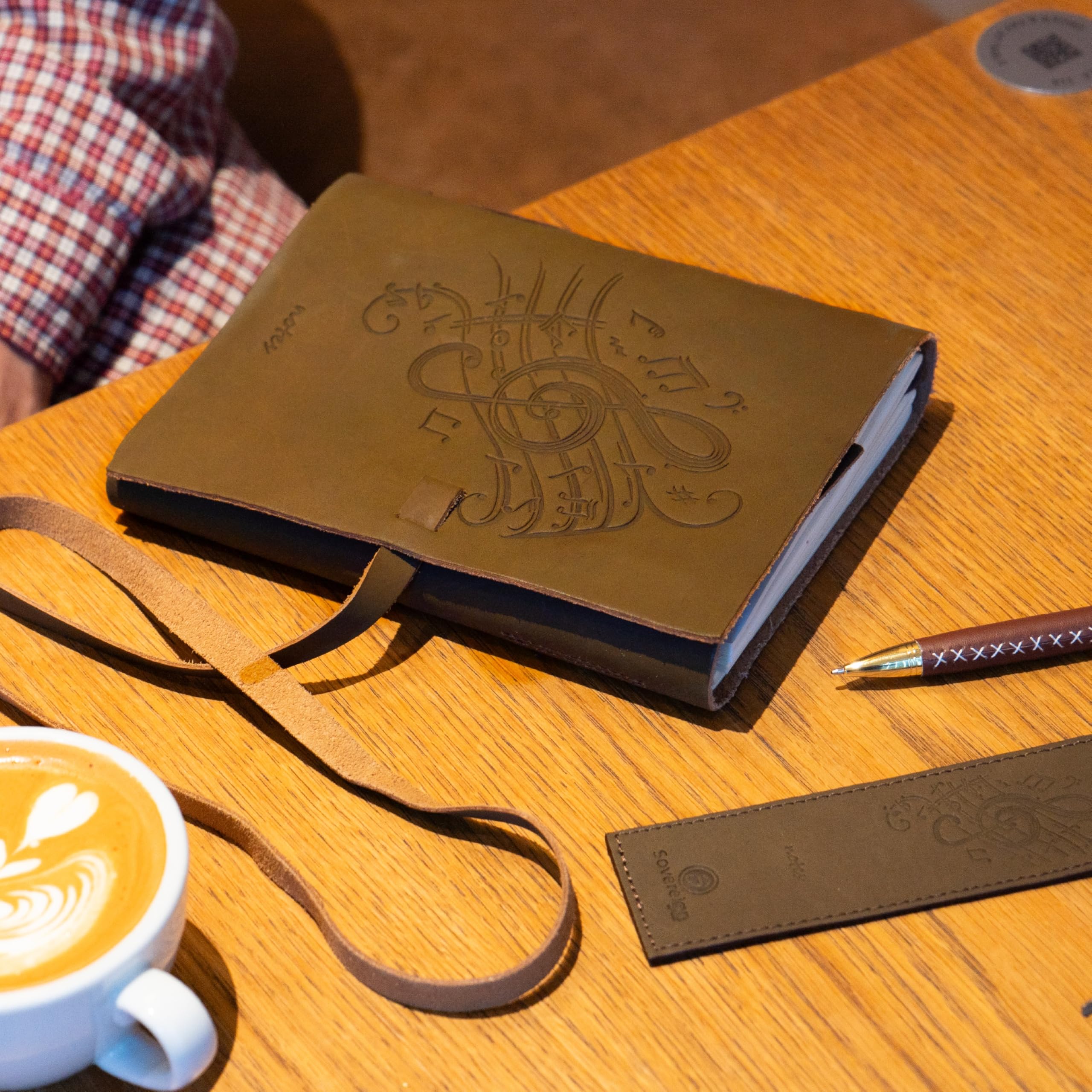 Coffret journal cuir Sovereign-Gear – Motif notes de musique en relief – Carnet buffle fait main 8x6" avec stylo et marque-page – Journal vintage non ligné, cadeau haut de gamme homme/femme.