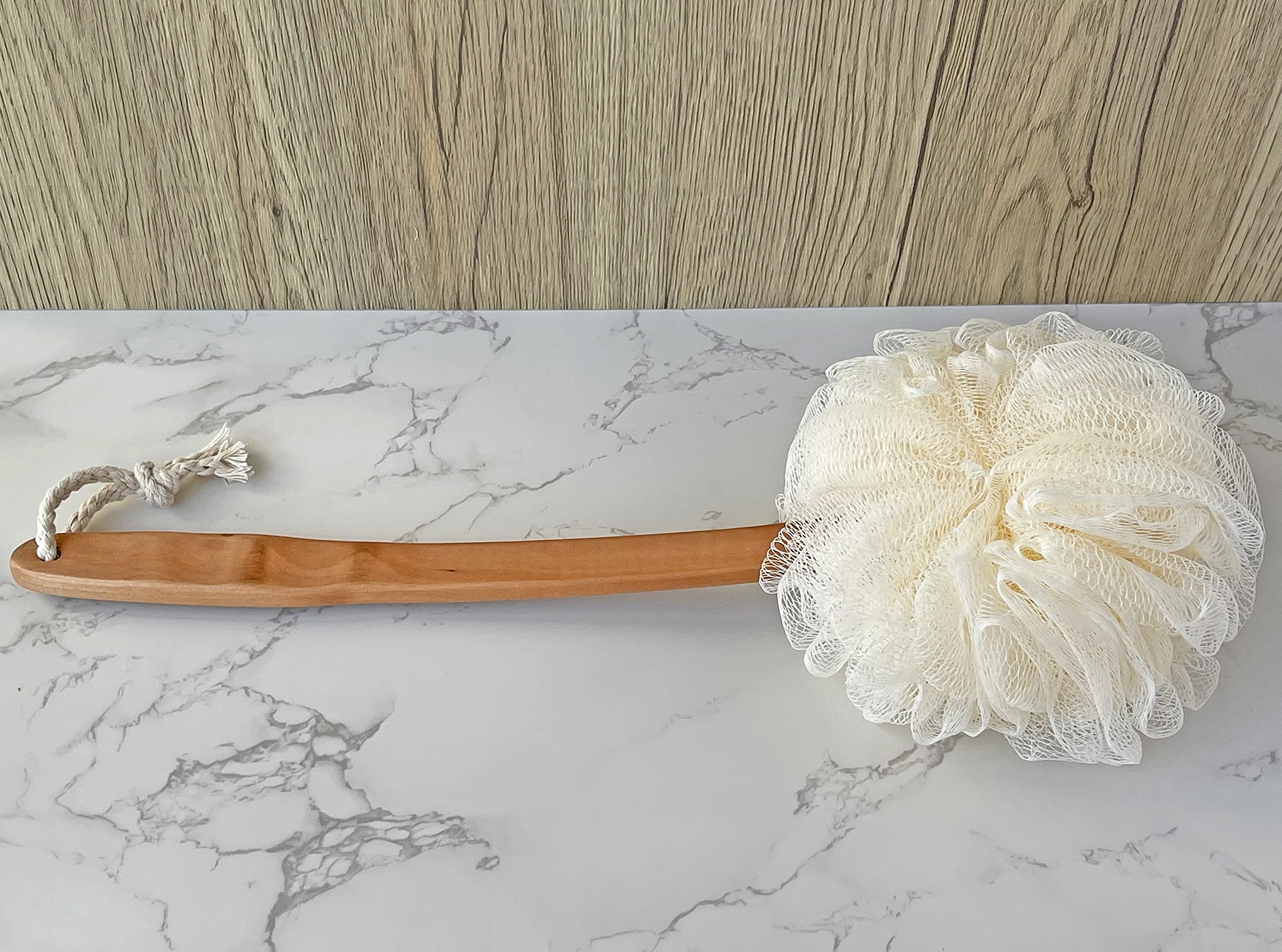 Luffa prysznicowa szczotka do ciała i pleców - złuszczająca szczotka do kąpieli Loofah Luffa na patyku - z długim drewnianym uchwytem szczotka do pleców dla mężczyzn i kobiet - łatwy dostęp do płynu