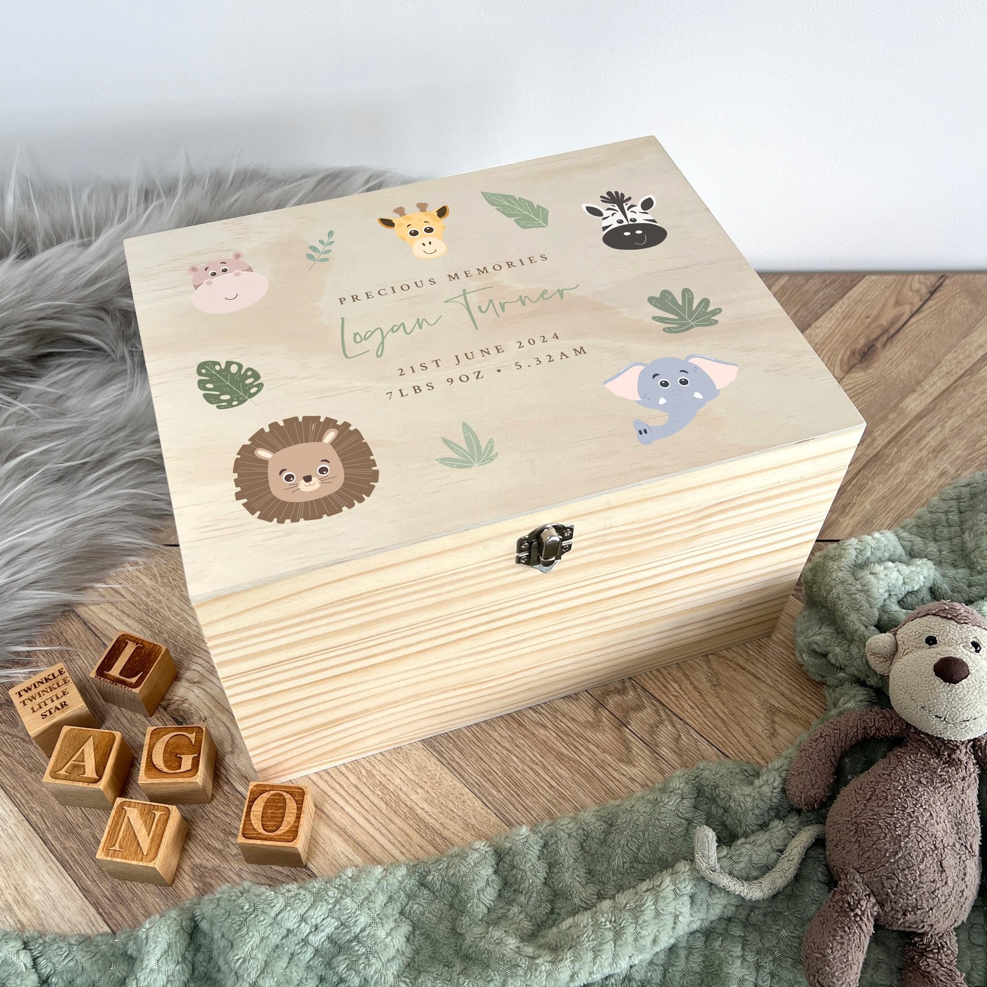 Scatola dei ricordi personalizzata con animali della giungla, scatola regalo First Memories per neonati, nome e data personalizzati, in legno di pino con cerniere e chiusura in metallo, 26 x 18,9 x
