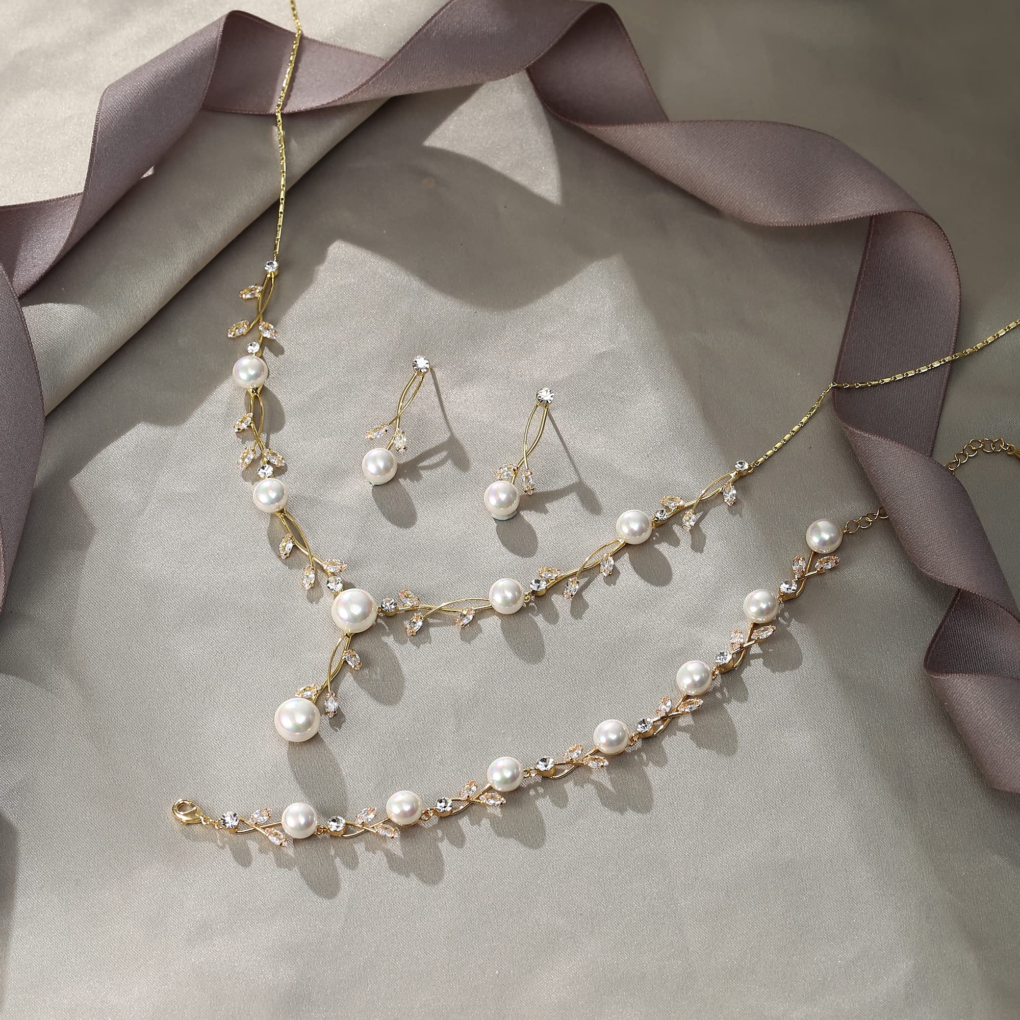 EVER FAITH Juego de 3 joyas para novia, chapado en oro blanco, circonitas y hojas de perlas simuladas, collar y pendientes de filigrana, juego de pulsera para mujer, tono dorado claro, Perla Circonita