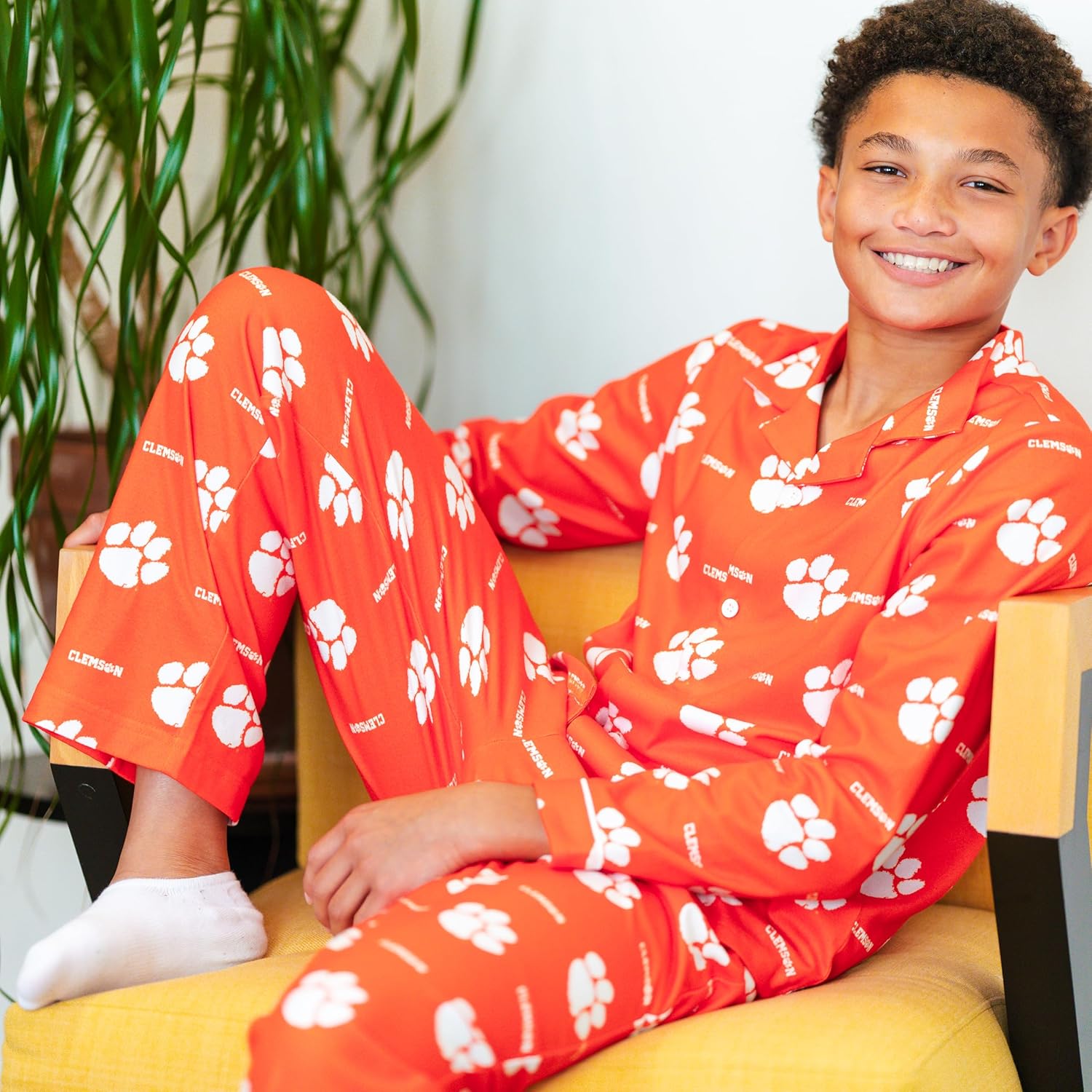 Ultra Game Youth NCAA Official 2-Piece Super Soft Button Down Pajamas Set - Image 4