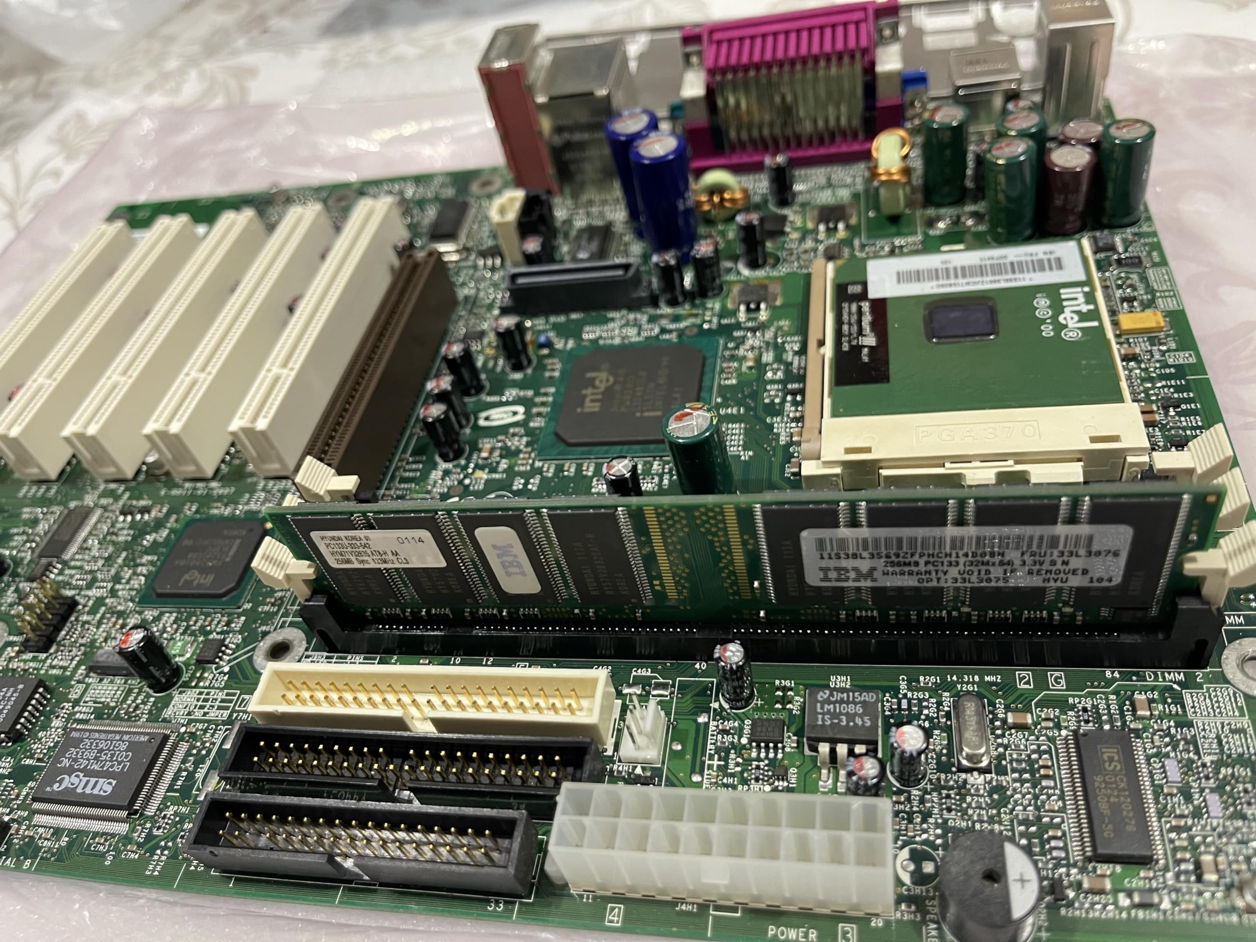 Intel D815EEA2 - Scheda madre Intel 815 Socket 370 ATX con CPU Pentium III 1,0 GHz, RAM 256 MB, dissipatore di calore e ventola