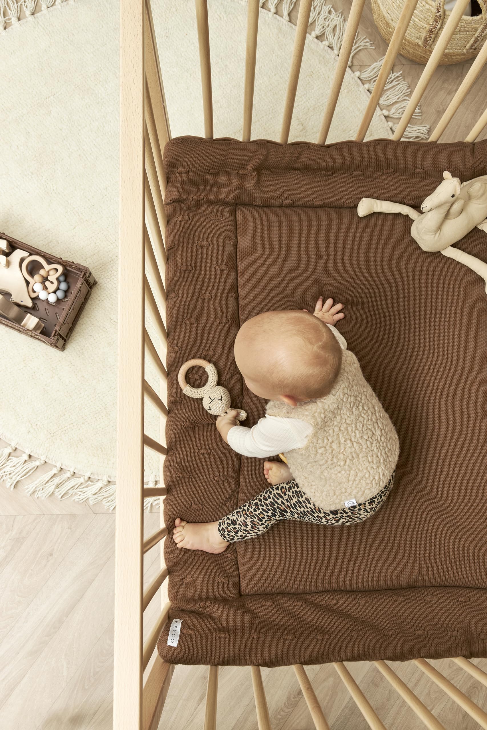 MEYCO Baby Knots Laufgittereinlage (weiches und sicheres Material, doppelseitiges Design, maschinenwaschbar, Außenseite aus 100% Baumwolle, Rückseite aus 100% Velvet, Größe: 77 x 97 cm), Schokolade