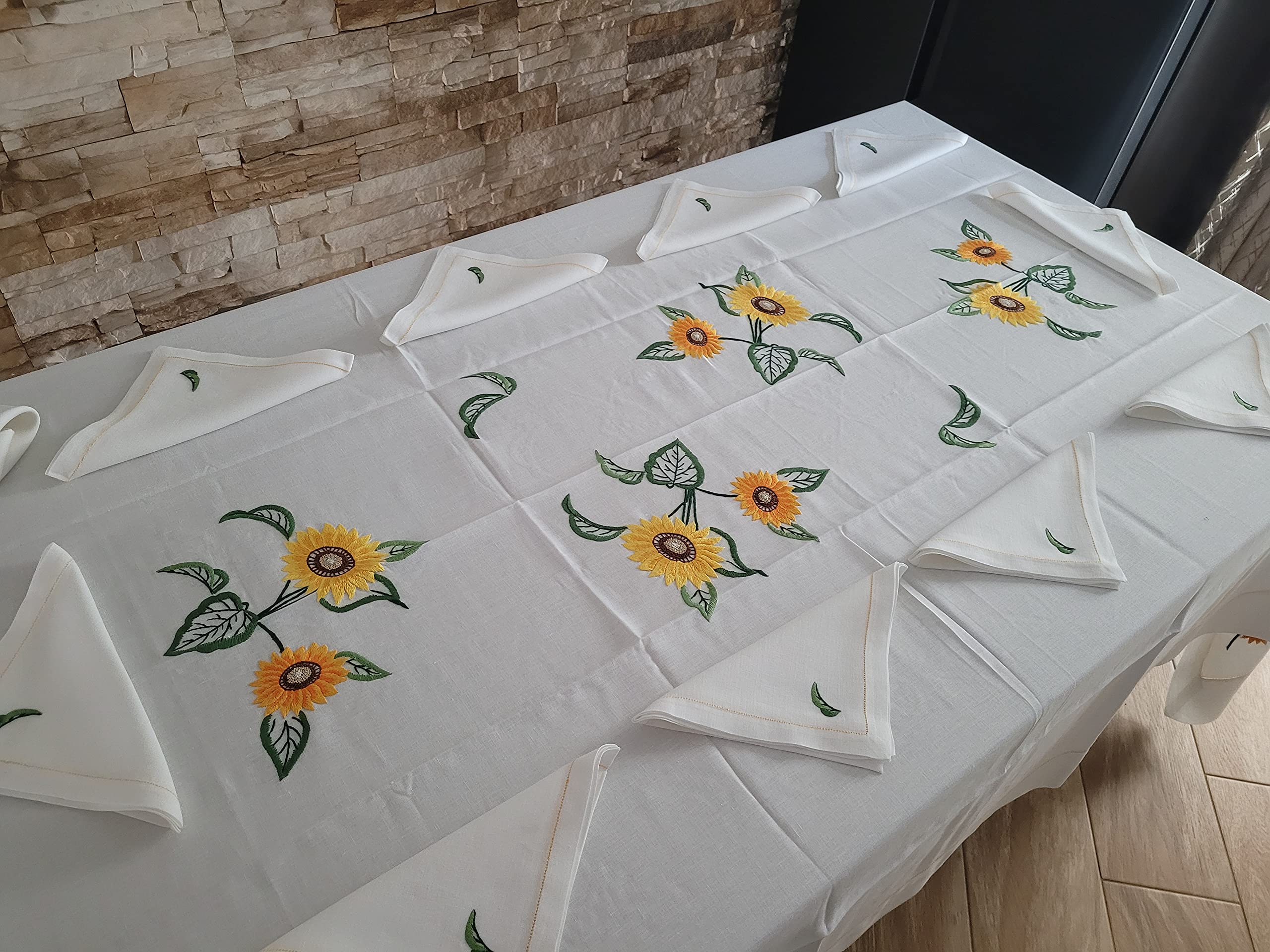 Tischdecke x12 aus reinem Leinen mit Sonnenblumen-Stickerei, komplett von Hand gefertigt.