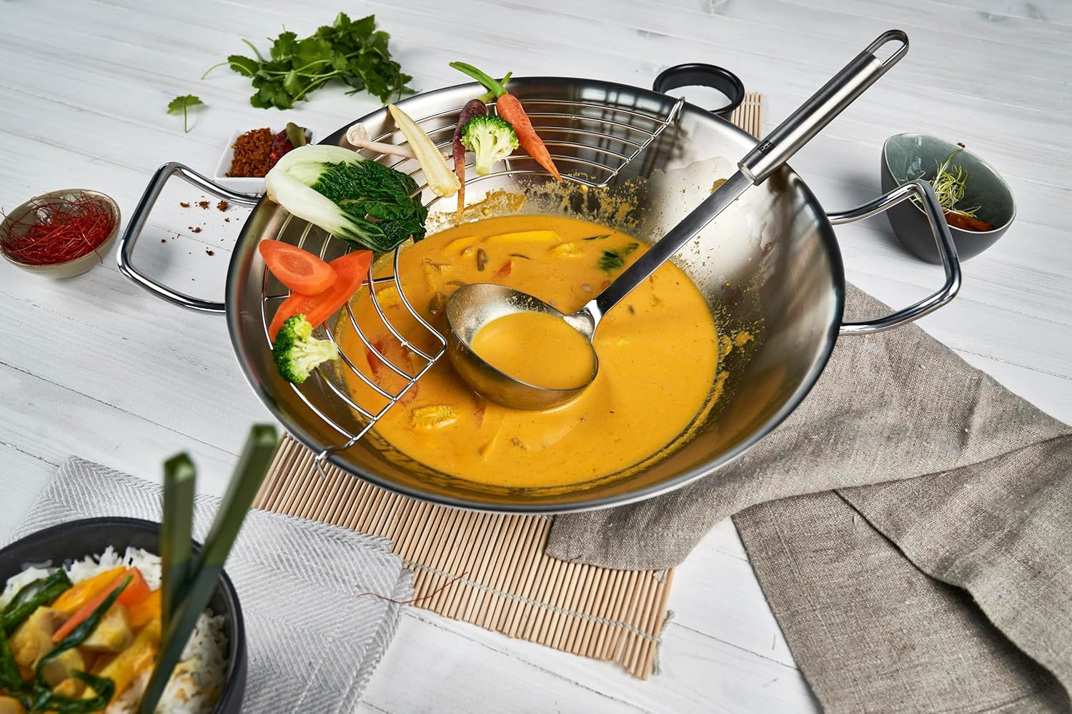 ZWILLING Plus Wok in use with stir-fry