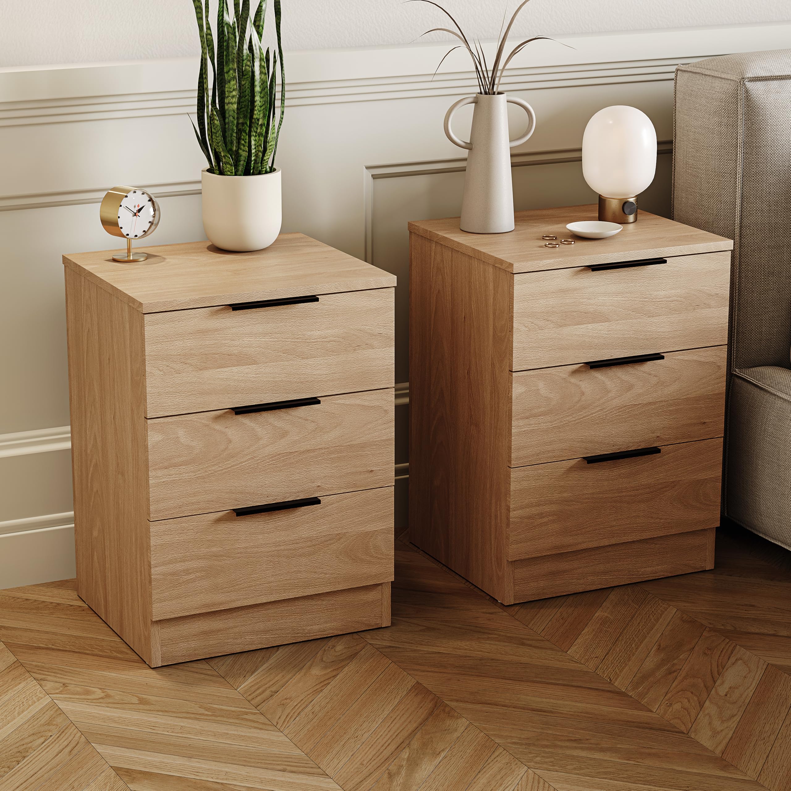 Vida Designs Trega - Set di 2 comodini a 3 cassetti, in legno di pino, compatti e salvaspazio, 50 x 39 x 28 cm, in legno ingegnerizzato, con cassetti scorrevoli, maniglie nere, ideale per camera da