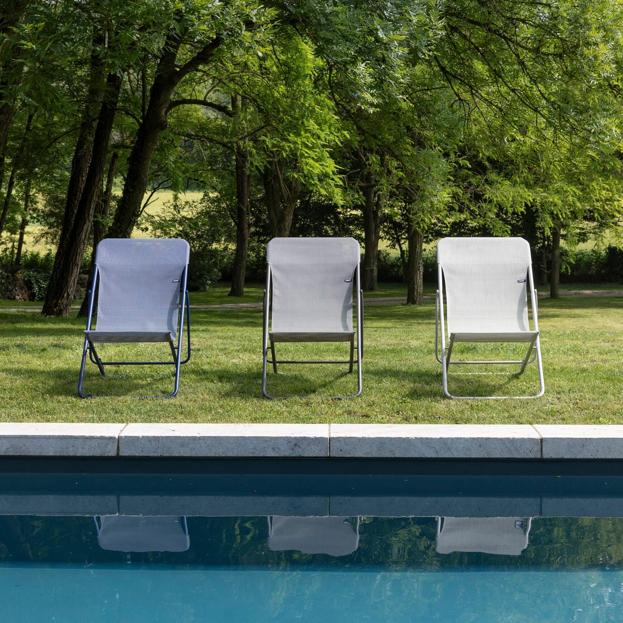 Lafuma MOBILIER - Lot De 2 Transats Jardin Pliants Multi-Positions - Maxi Transat - Batyline® Iso - Bleu Indigo - Fabriqué en France - BDL0004_9940 - Garantie 5 Ans - L.83xl.62xH.91cm