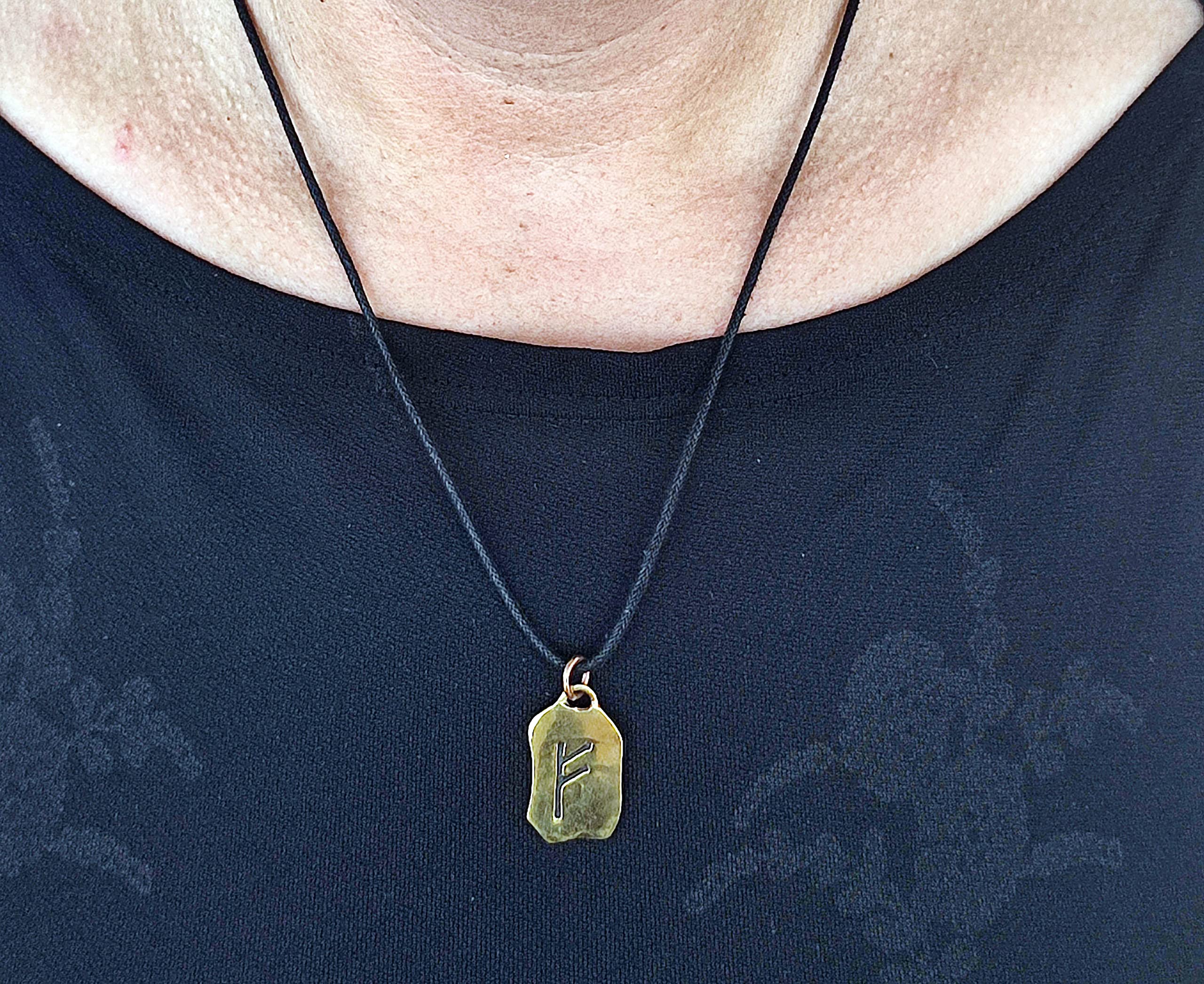 Kiss of Leather Colgante Fehu runas de bronce n° 87, Bronce