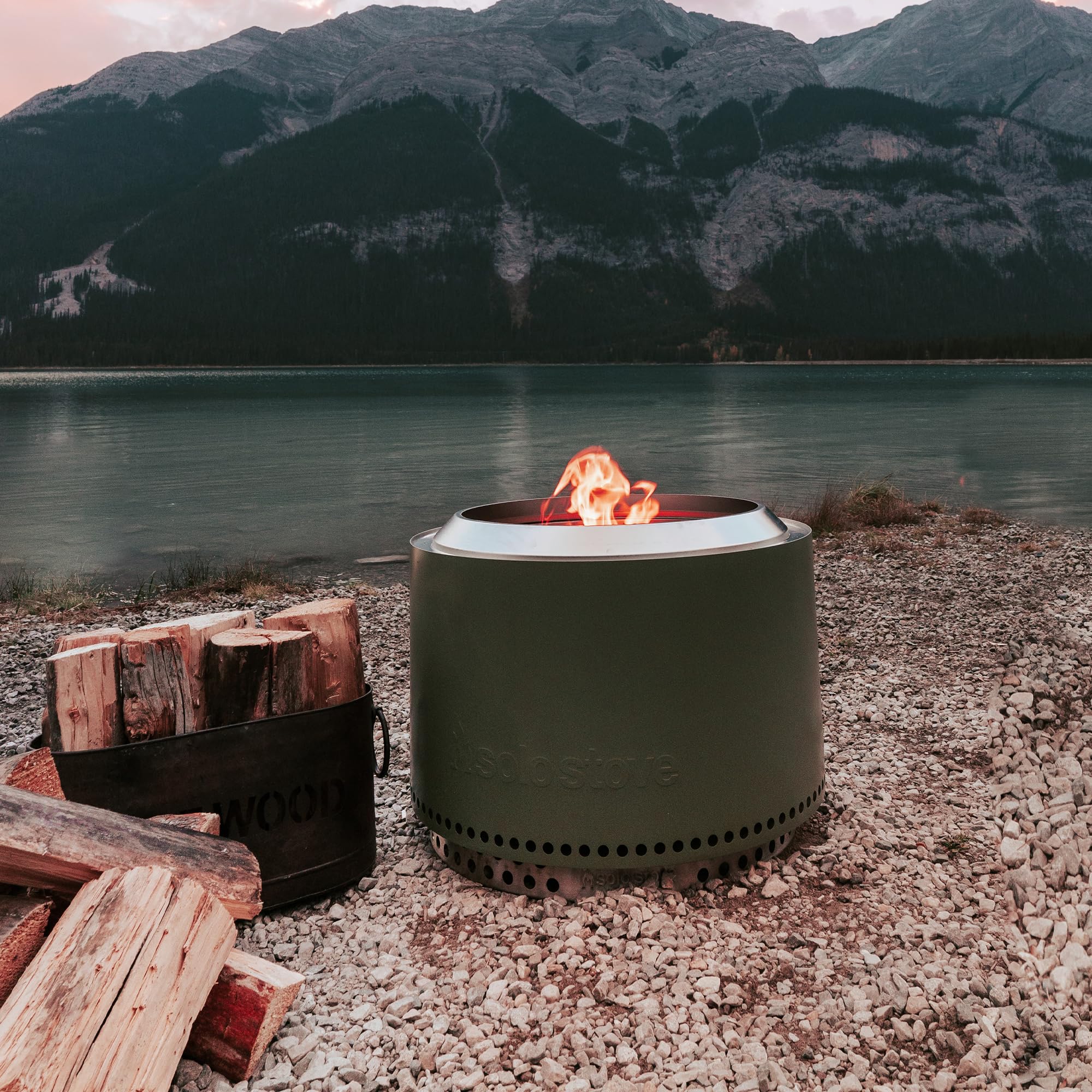Solo Stove Feuerschale Yukon 2.0 mit Standfuß | Feuerstelle für Raucharme Holzverbrennung, Herausnehmbare Auffangschale, Mobile Outdoor Feuertonne, Edelstahl, 68,5 x 50,5 cm, 20 kg, Grün
