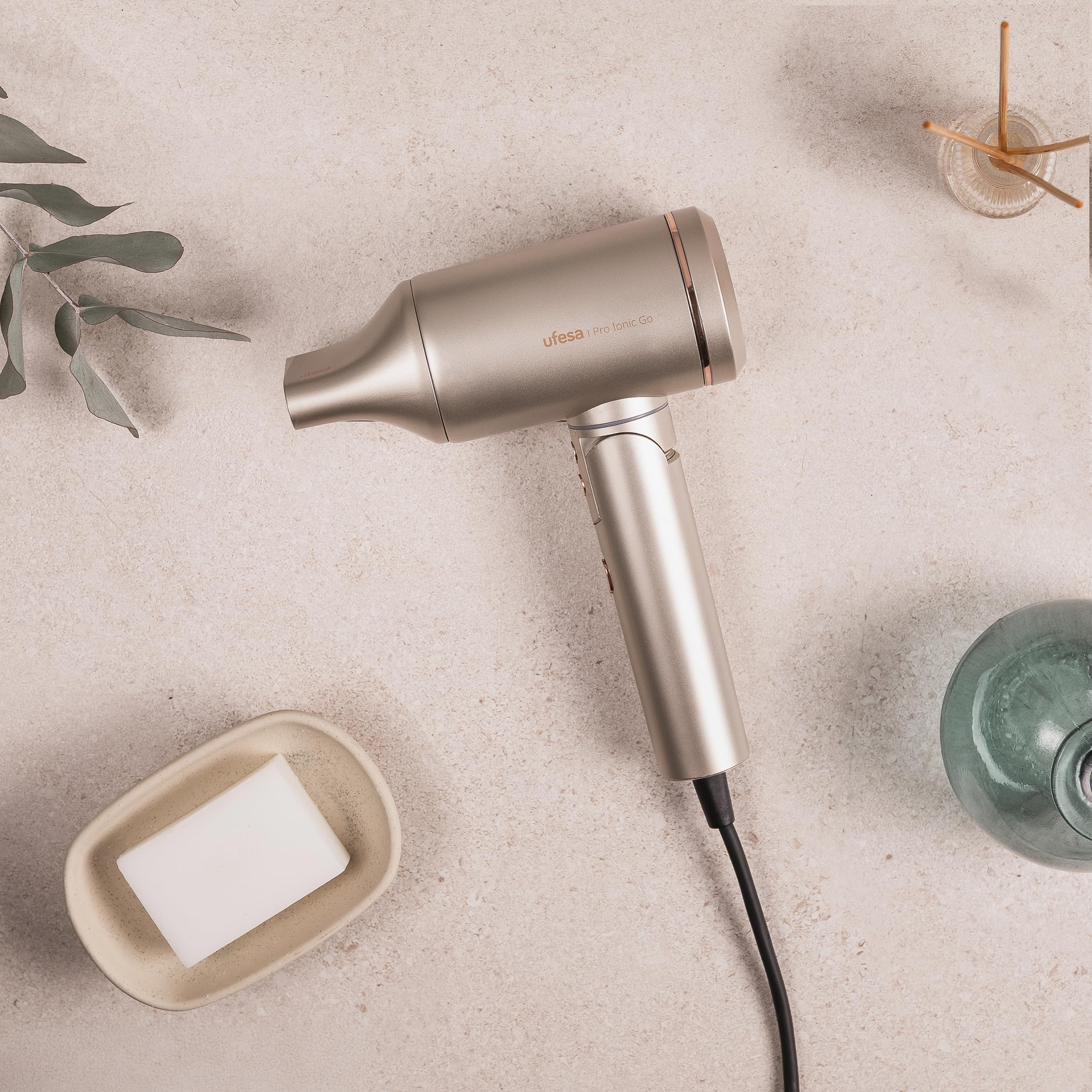 Ufesa Pro Ionic Go – Sèche-Cheveux Professionnel avec Moteur Numérique 105.000 tr/min, Technologie Dual Heat Protect, Ultra Silencieux, Générateur d’Ions et Buse Magnétique, 3 Vitesses, 3 Températures