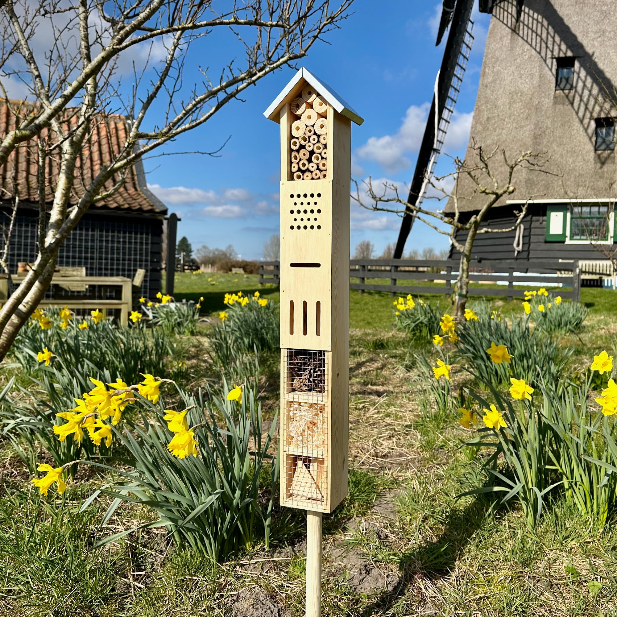 GARTENETAGE Freistehendes Insektenhotel aus Holz mit Erdspieß – Ideal für Wildbienen, Schmetterlinge & Co – Wetterfest mit Bambusrohren, Tannenzapfen & Holzwolle – Fördert Bestäubung & Artenvielfalt
