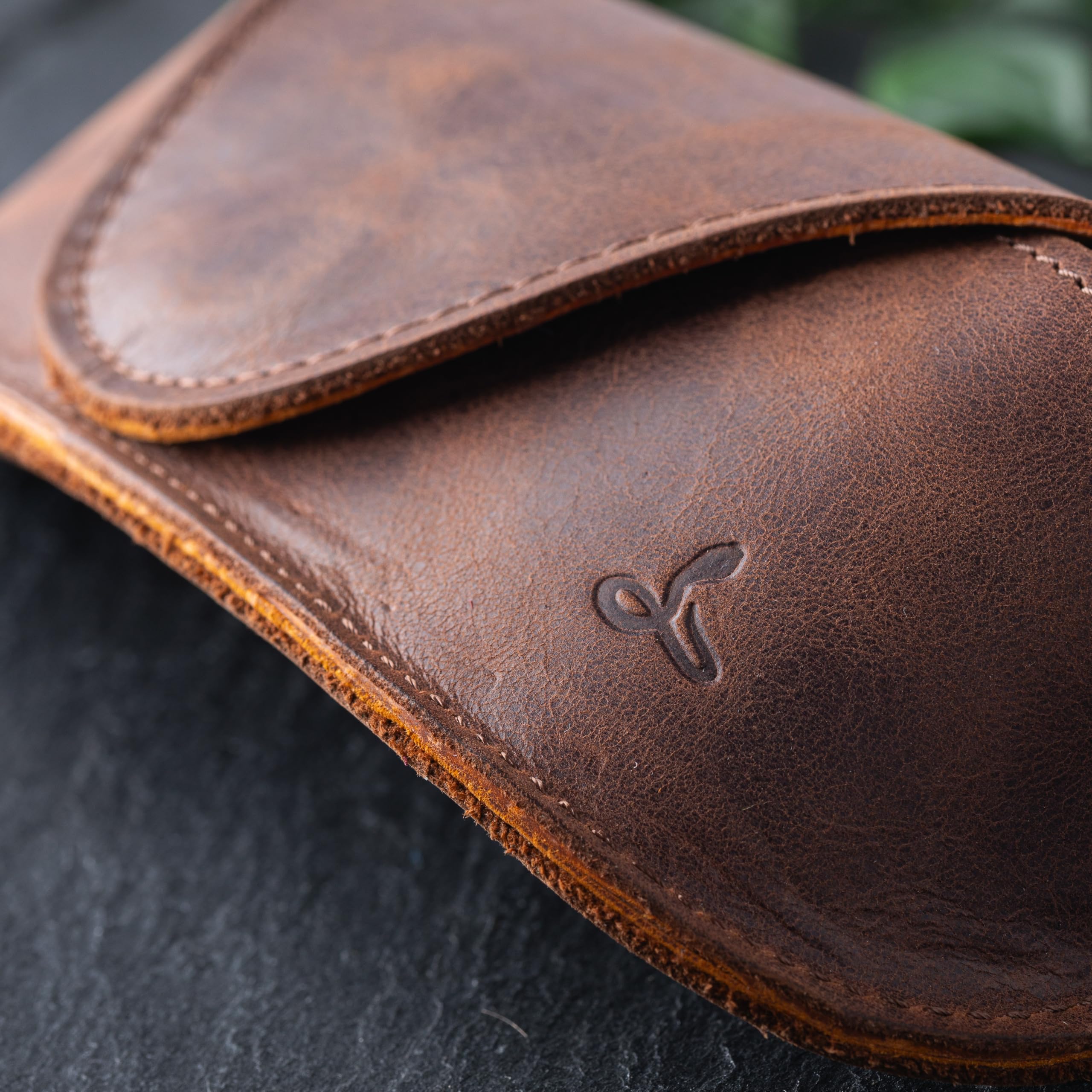 Snakehive Harte Brillenetui - Echtes Leder Brillenetui für Männer und Frauen - Lesebrillenetui - Weiches und robustes Nubukleder aus Top-Grain-Leder, handgefertigt in Europa im Vintage-Stil