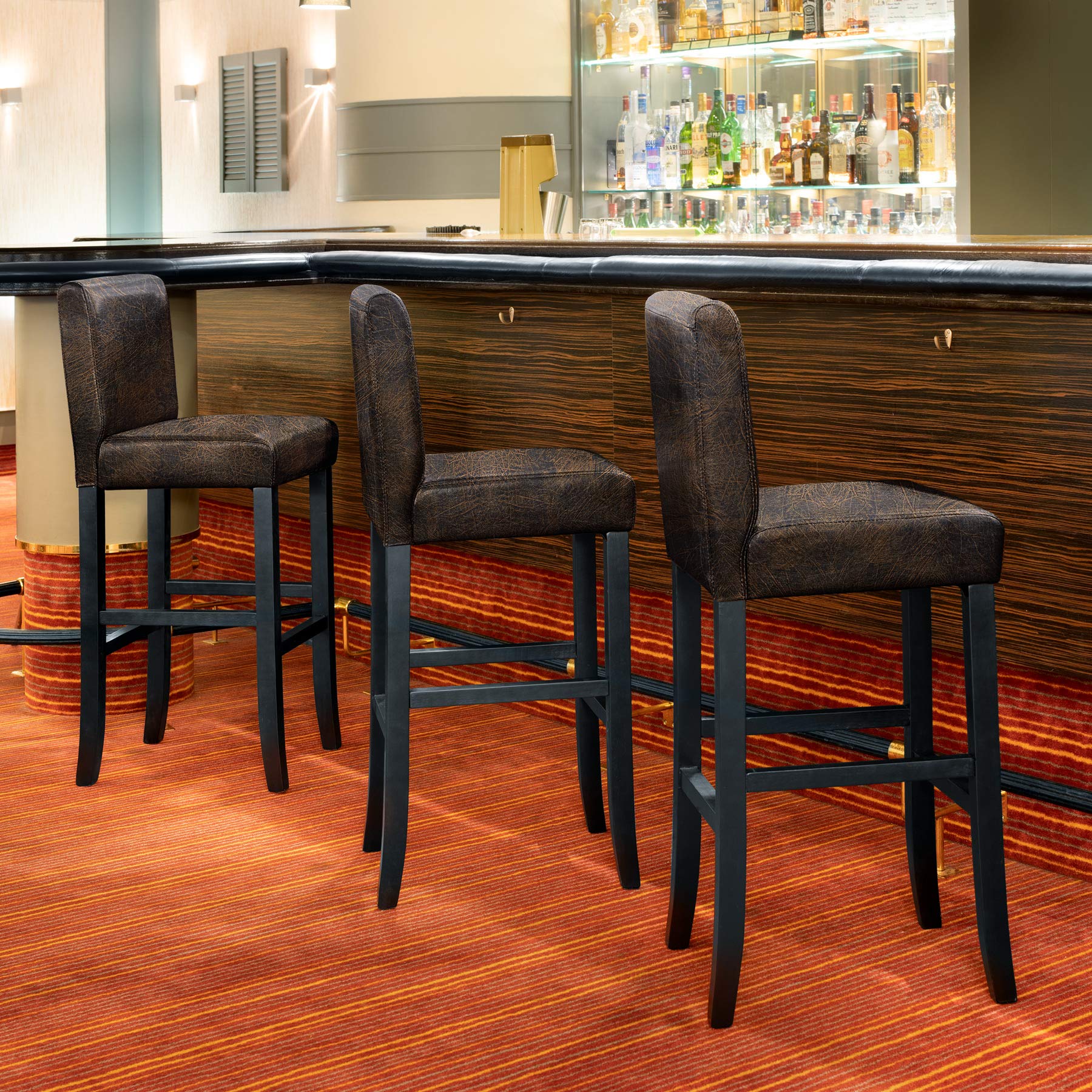 tectake® 2er Set Barhocker, Bistrohocker, Tresenhocker, Barhocker mit Lehne, gepolsterter Barstuhl, Bistrostuhl mit Fußstütze, Holz und Kunstleder, Stuhlbeine aus Massivholz, 107 cm hoch - antikbraun