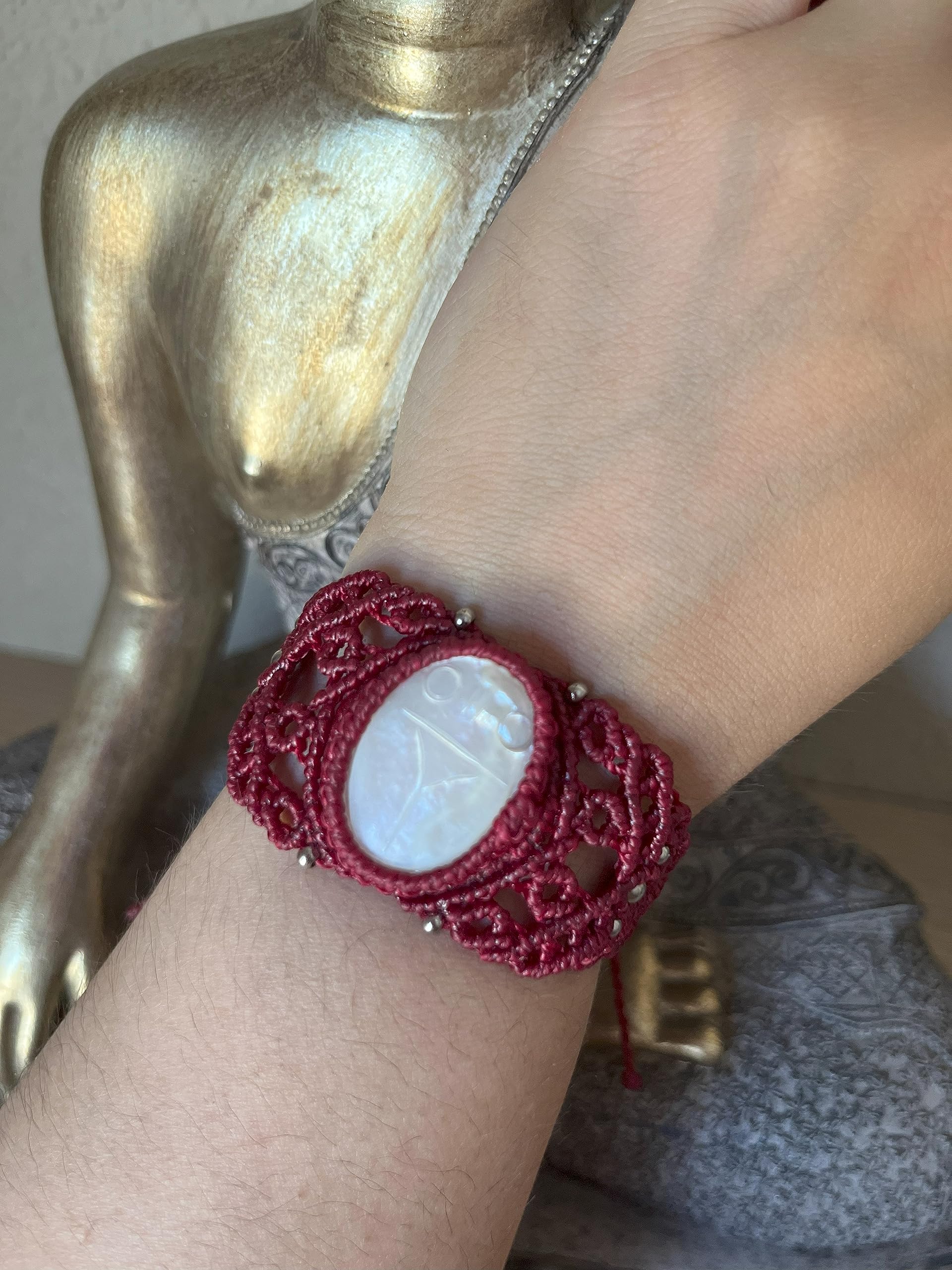Brazalete de Nácar con Escarabajo Egipcio en Macramé Ajustable en Rojo