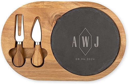 WEDDINGSTAR Juego de bandeja de servir de madera circular grabada a medida con tabla de acacia y pizarra con tenedor y cuchillo de queso, monograma