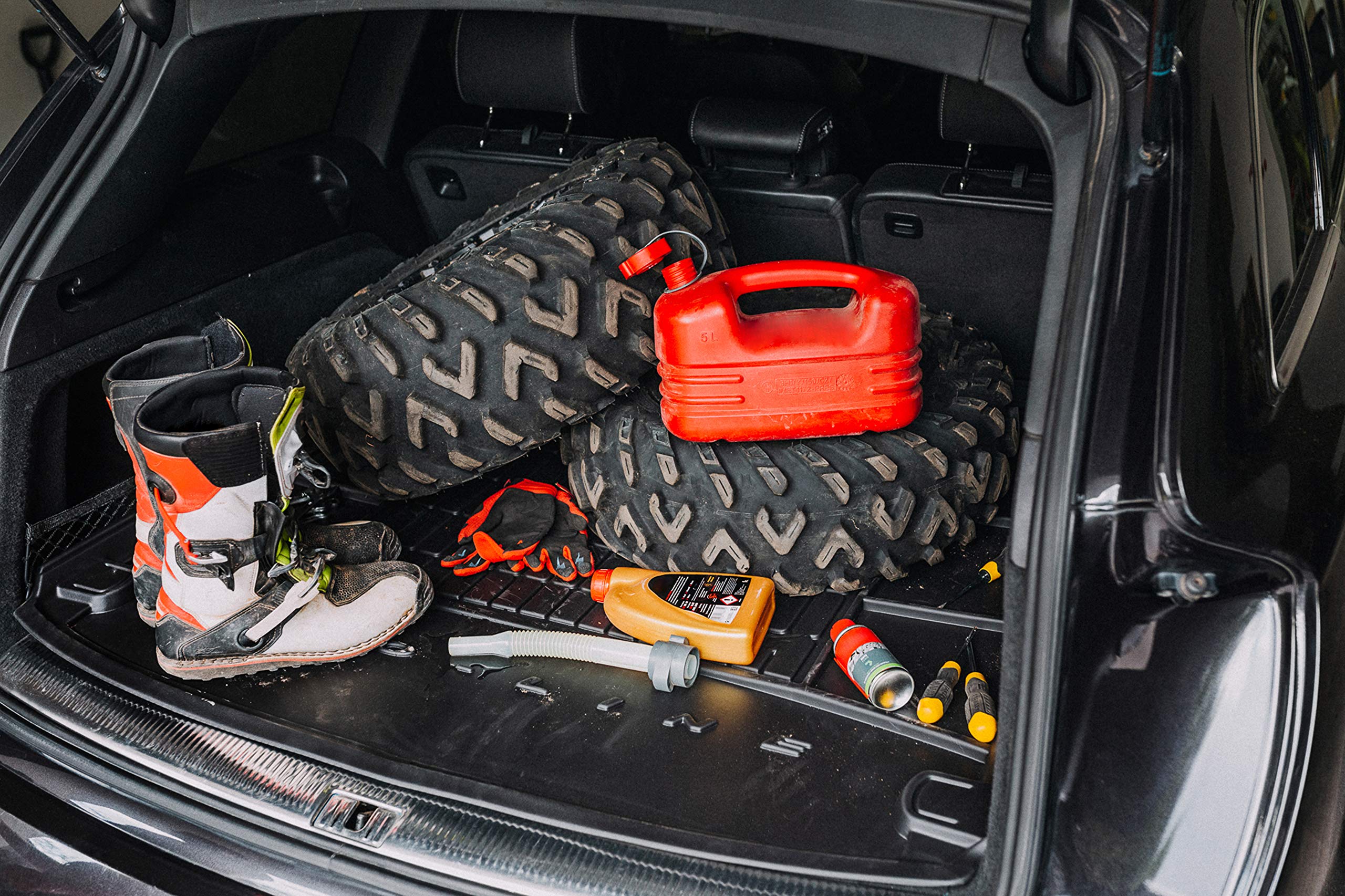 Basics 4 unità da tappetini in PVC resistente, per auto, SUV