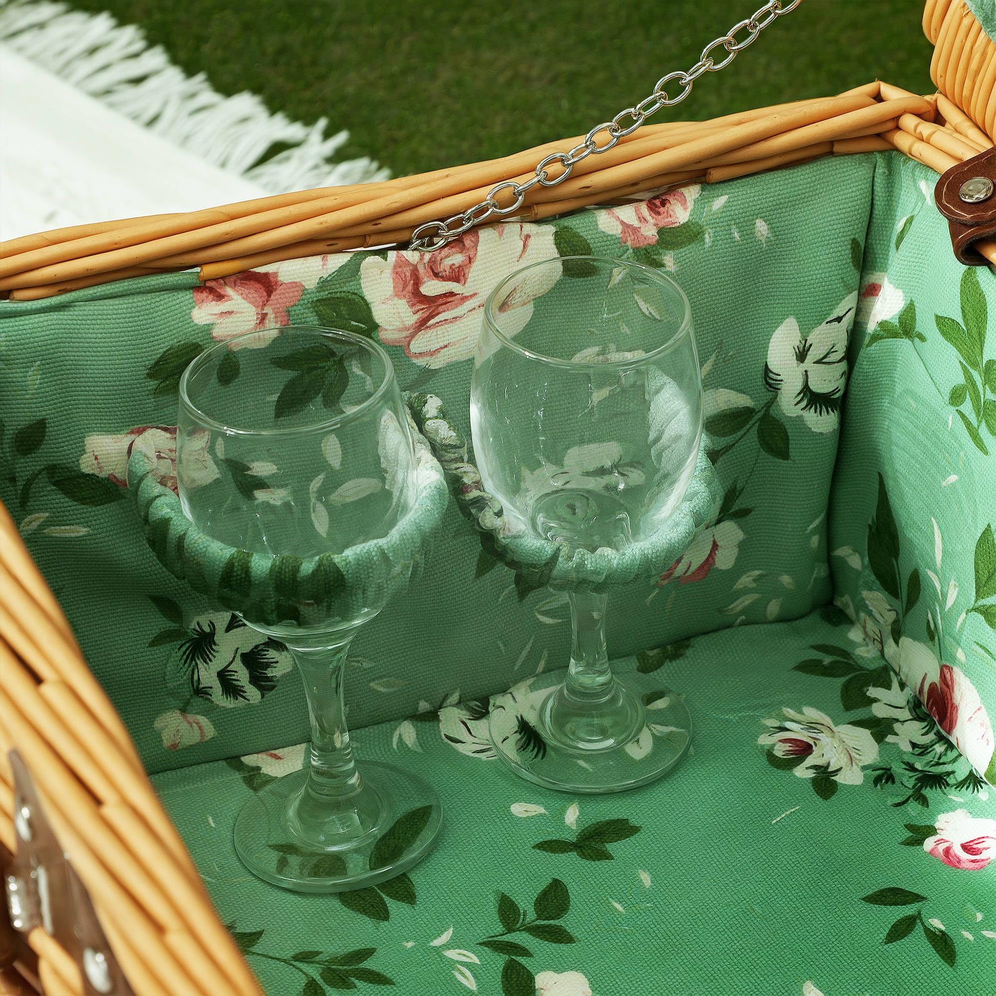 Outsunny Cestino da Picnic in Vimini per 2 Persone, Cesto Picnic con Manico, Piatti, Calici, Cavatappi, Tovaglioli e Posate, 40x30x20 cm, Marrone Chiaro