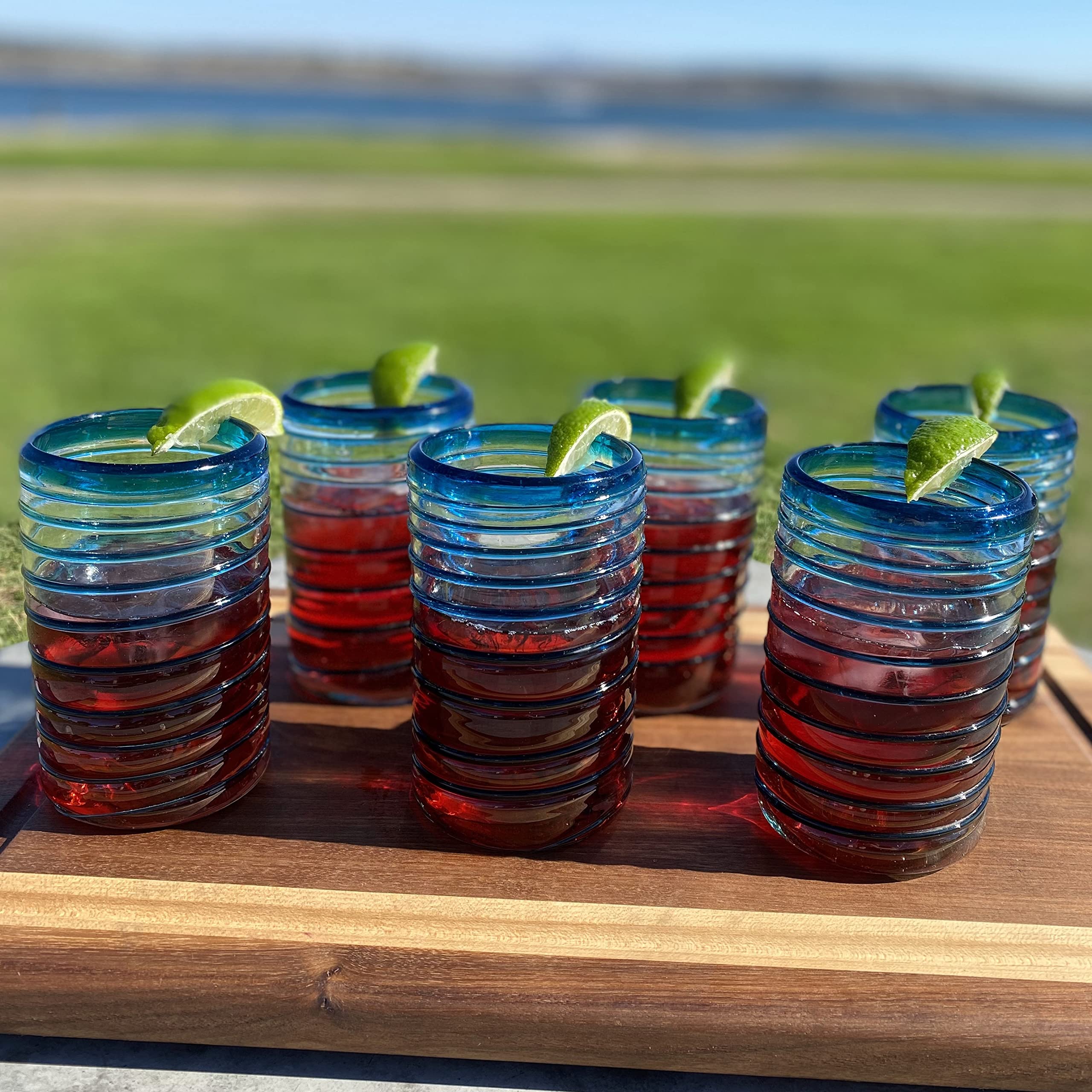 Dos Sueños Mundgeblasene mexikanische Trinkgläser – Set mit 6 Gläsern mit einem Aqua-Spiral-Design (je 400 ml)
