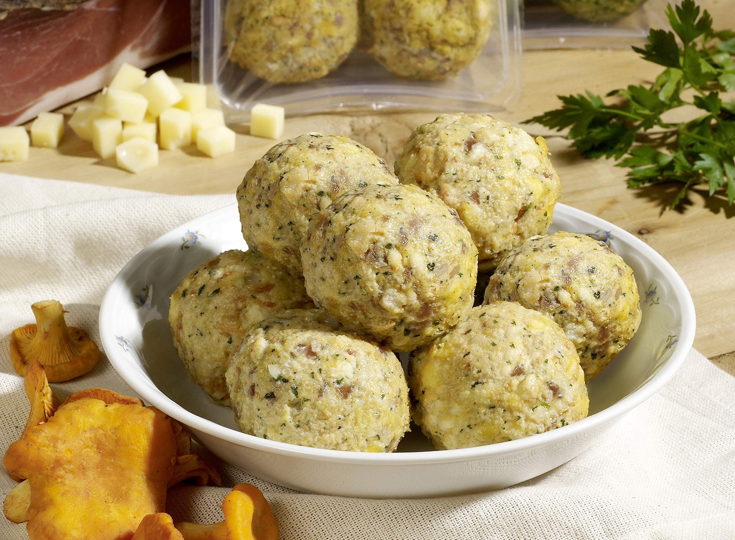 GUSTOS - 3 Packungen Speckknödel von Gustos, jeweils 4 Stück. Hergestellt nach Traditionsrezept der Südtiroler Familien, lecker und schnell zubereitet. Mit geräuchertem Speck.