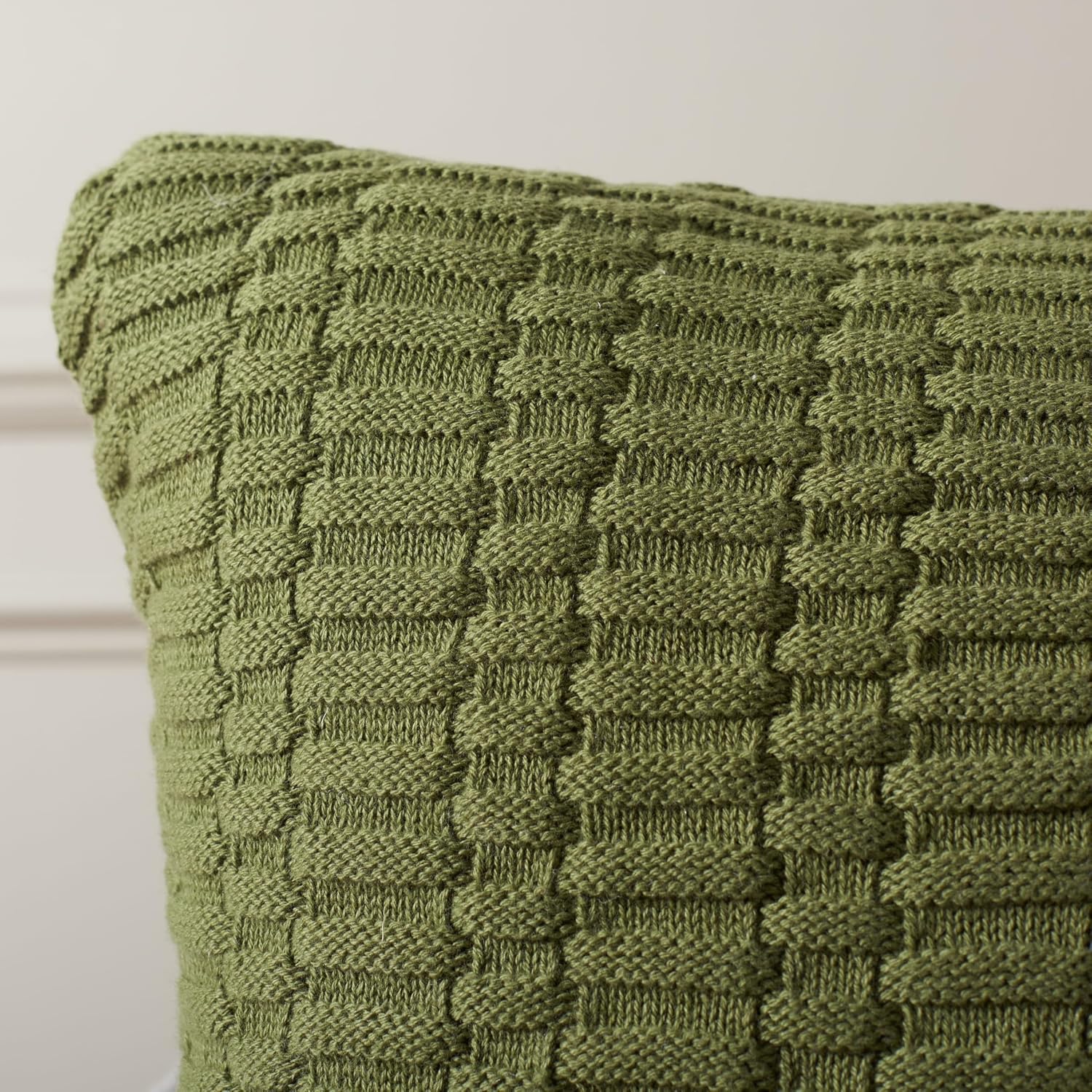 SAFAVIEH Home Collection Mari Moss Green 18-inch Square Decorative Accent Throw Pillow with Insert