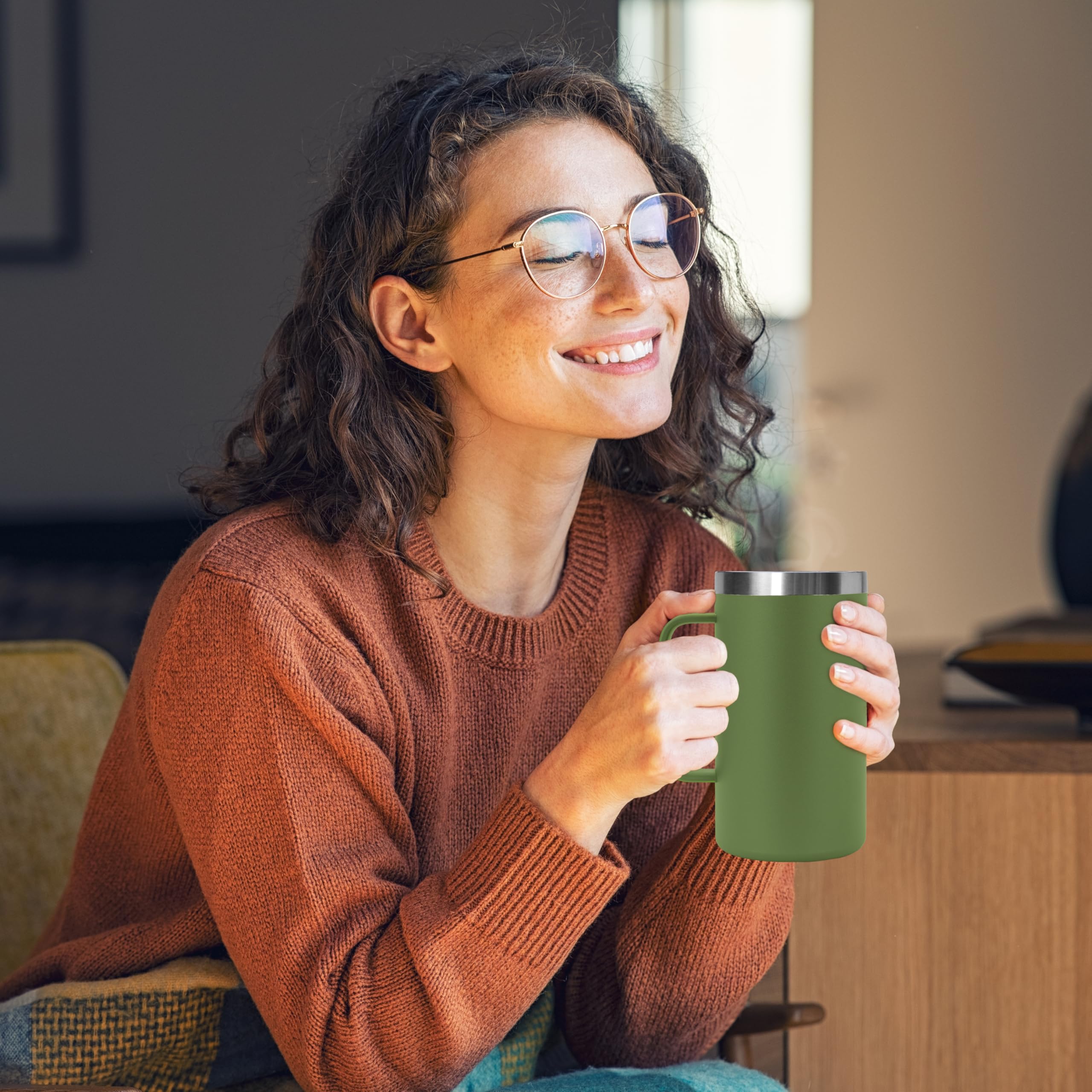 DOMICARE Taza de café de acero inoxidable de 24 onzas con asa y tapa, taza de viaje con asa, vaso de café al vacío de doble pared, taza aislada reutilizable, verde militar, paquete de 4