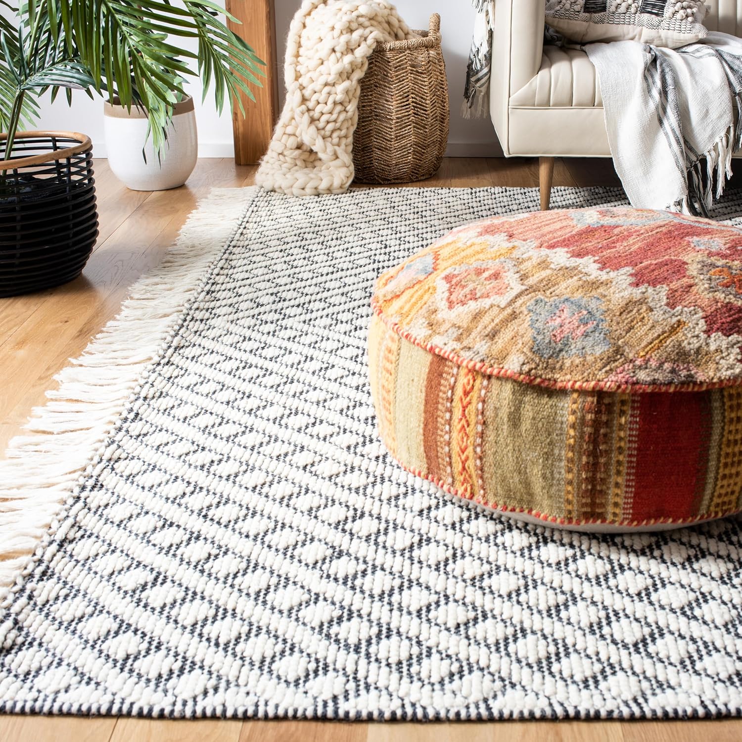 SAFAVIEH Natura Collection 2' x 3' Ivory / Black NAT357A Handmade Boho Tassel Wool Entryway Living Room Foyer Bedroom Accent Rug