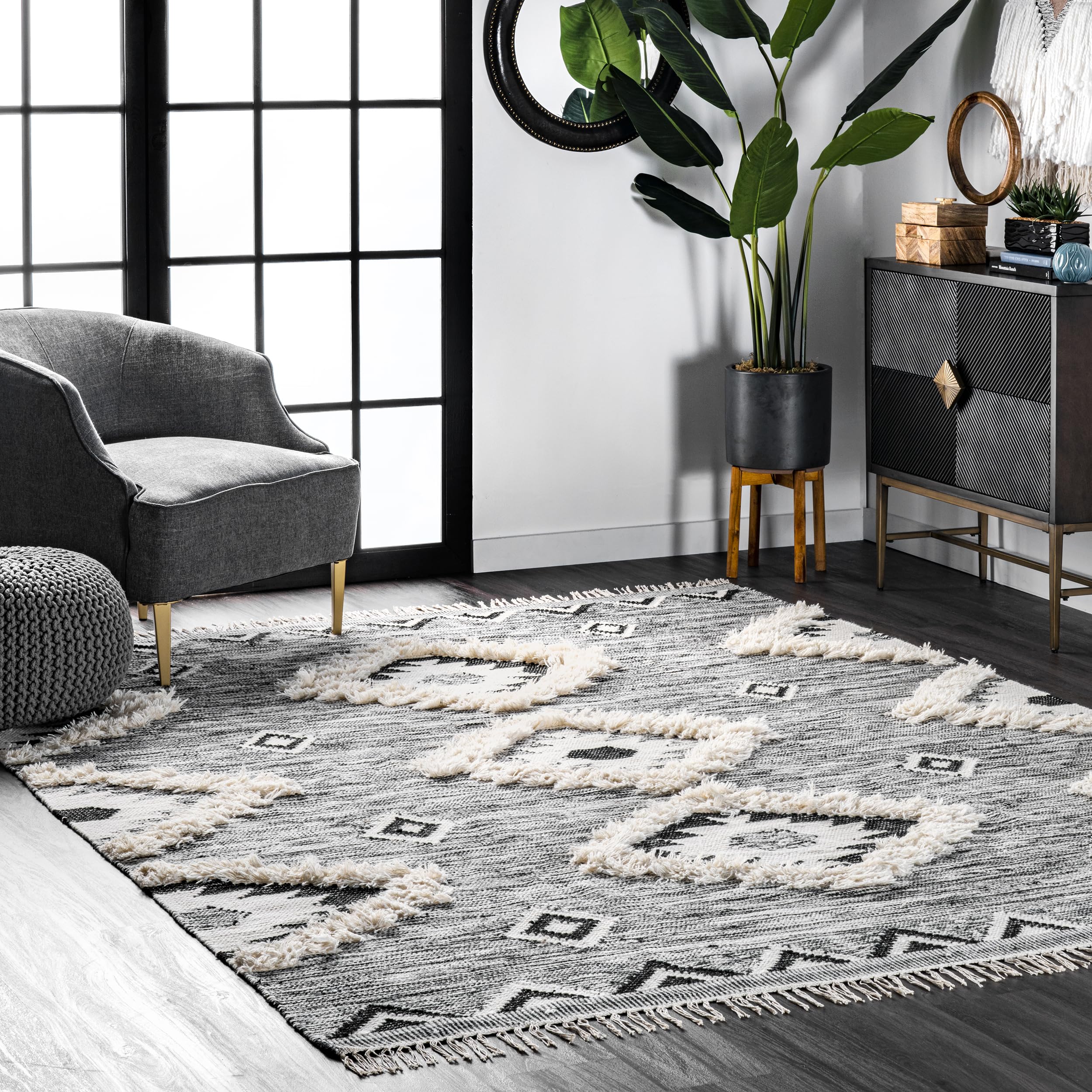 nuLOOM Savannah Moroccan Tasseled Wool Area Rug, 5x8, Black