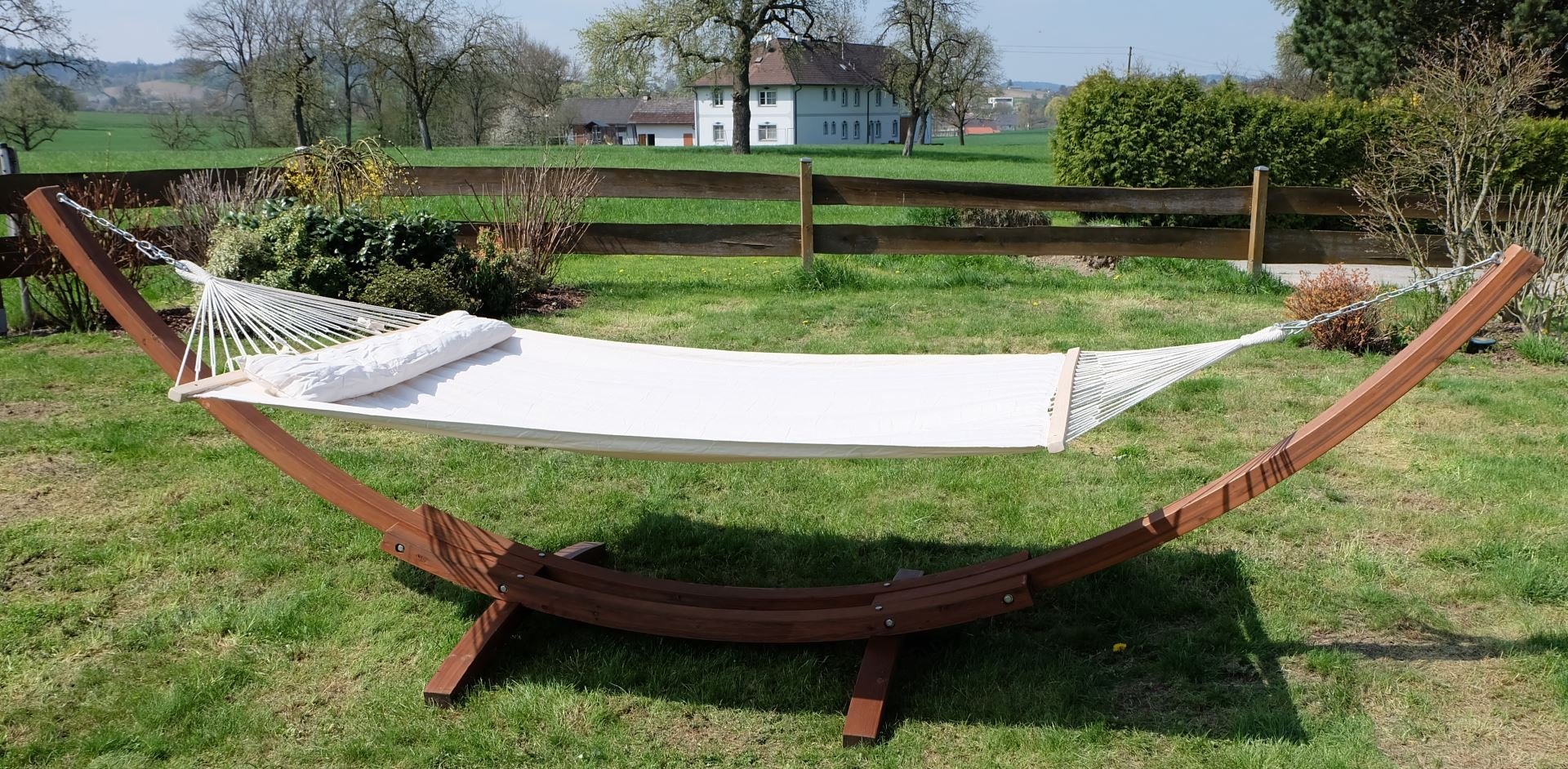 ALEOS. AS-S 410cm XXL Hängemattengestell Filled Edition Creme Hängematte mit Gestell aus Holz Lärche mit Stabhängematte GEPOLSTERT inkl. Kopfkissen Garten