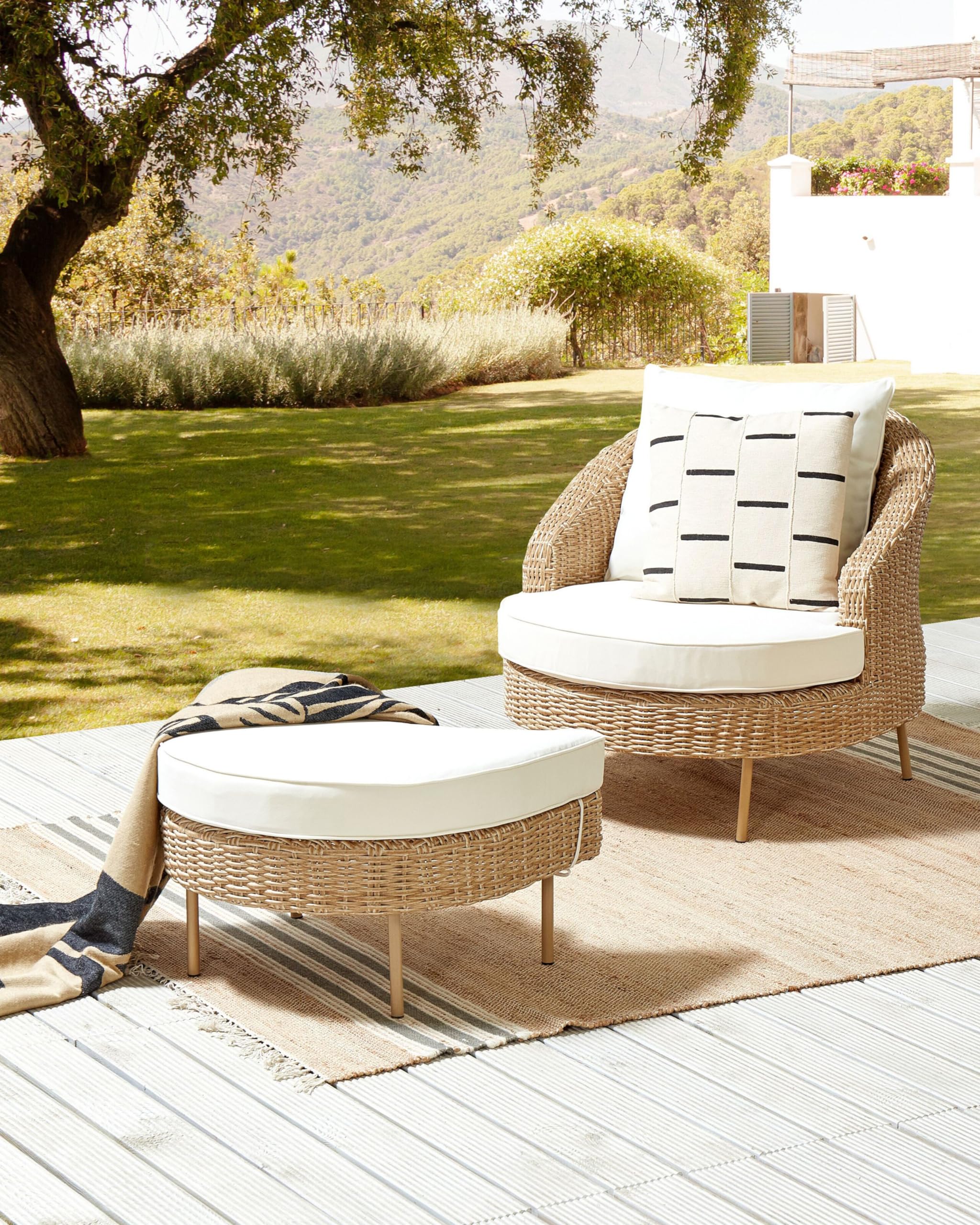 Beliani Silla de ratán Beige Blanco Natural con reposapiés sintético Cojines Arcille