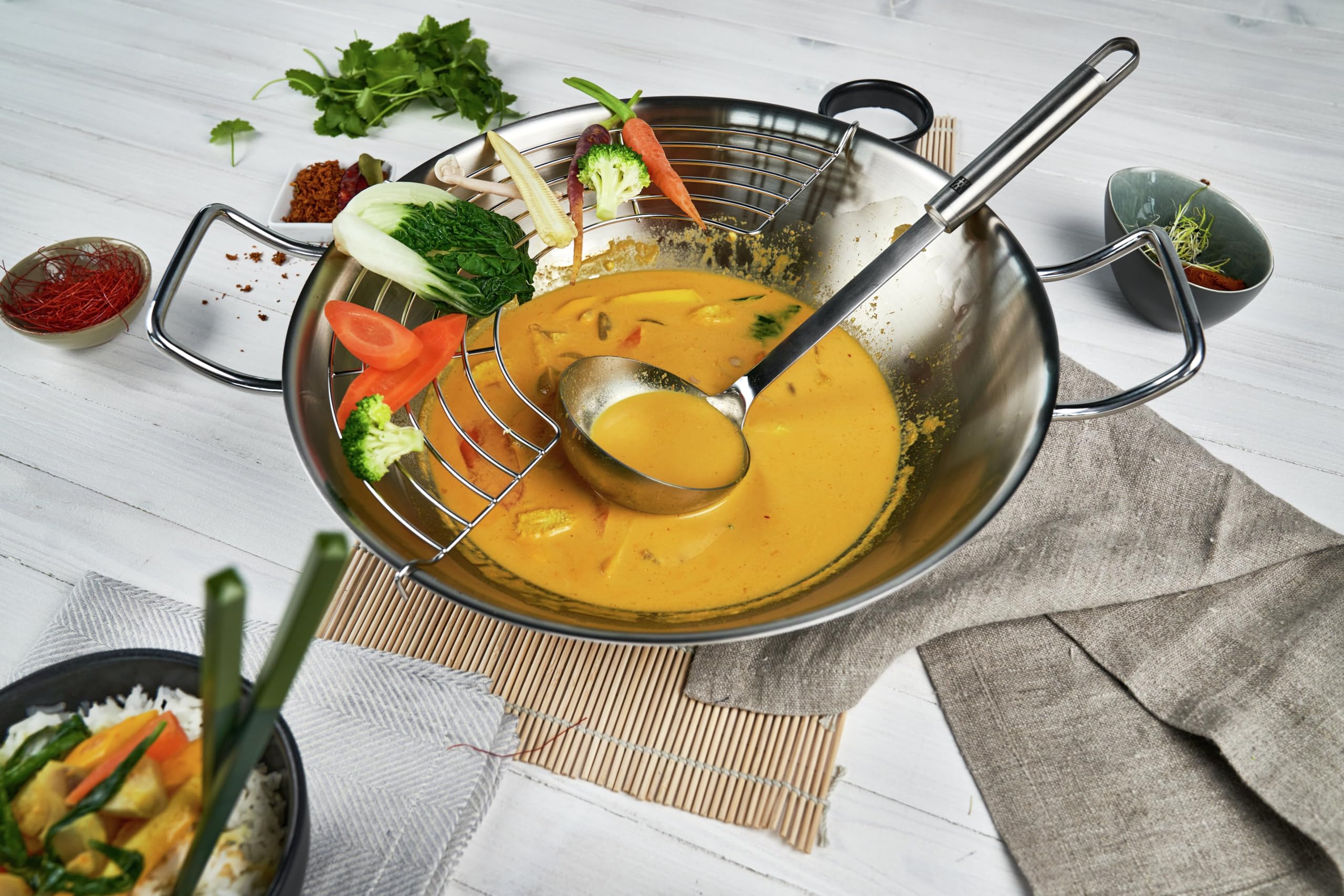 ZWILLING Plus Wokpfanne, 32 cm, Edelstahl, mit Glasdeckel und Edelstahlgitter, Backofen und Induktionsgeeignet, Silber