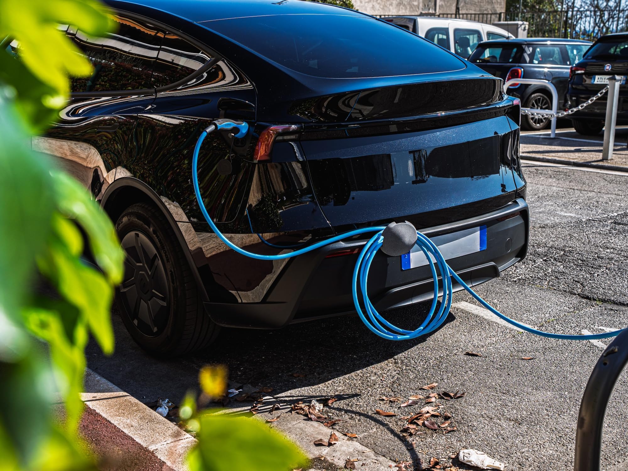 Soporte de cable de carga para coche eléctrico o híbrido | Protege y eleva el cable | Evita la suciedad y el desgaste | Compatible con todos los vehículos eléctricos o híbridos (Negro)