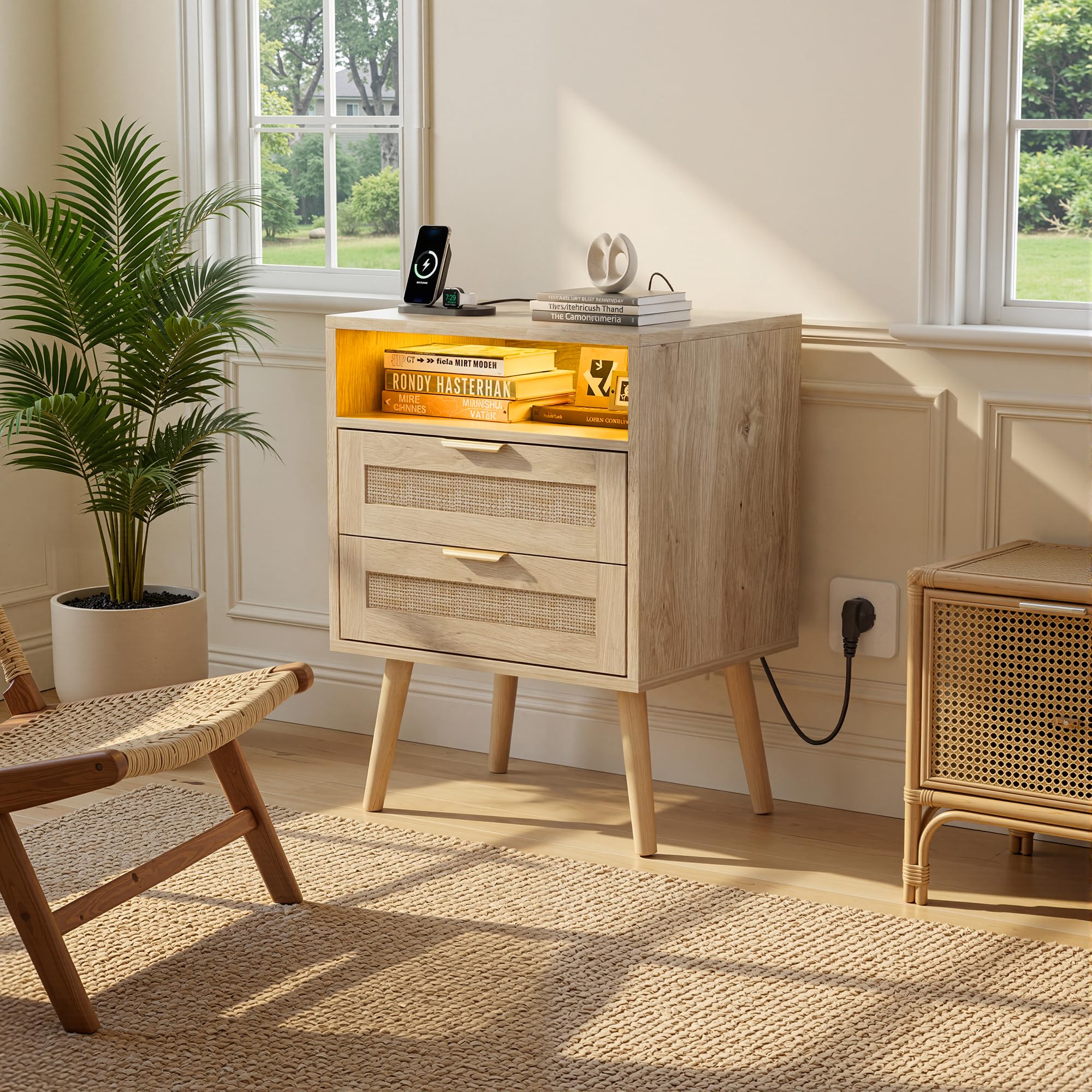 BonVache Rattan Nachttisch 2er Set, Farblich Einstellbares Licht, integrierter Steckdose und USB-A & C Anschlüssen, Offenem Fach und 2 Schubladen im Korbgeflecht-Stil, Massivholzfüßen