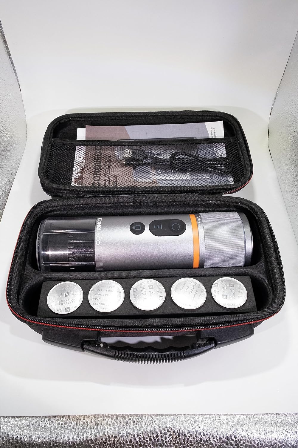 CONQUECO Macchina da Caffè Espresso Portatile - Caffettiera Elettrica da Viaggio con Batteria - per 12V Auto e Camion e Campeggio - Compatibile con la Capsula Nespresso e la Capsula Lor