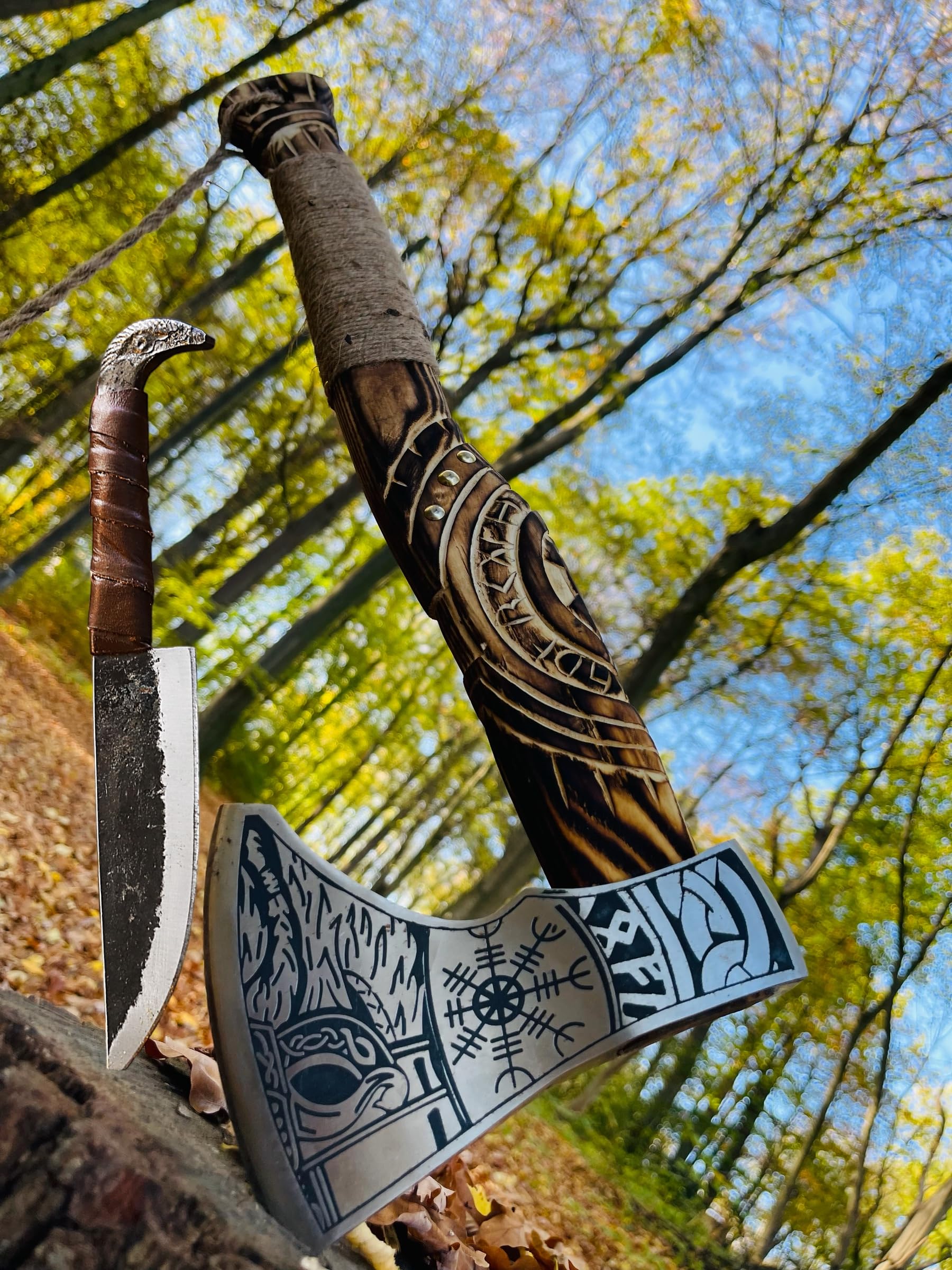 Ascia da ikingo, 52 cn.con lama a testa di rabank, 2 in 1, manico in legno di quercia inciso a mano, lama in acciaio al carbonio, lama LARP con protezione in pelle, regalo per uomini