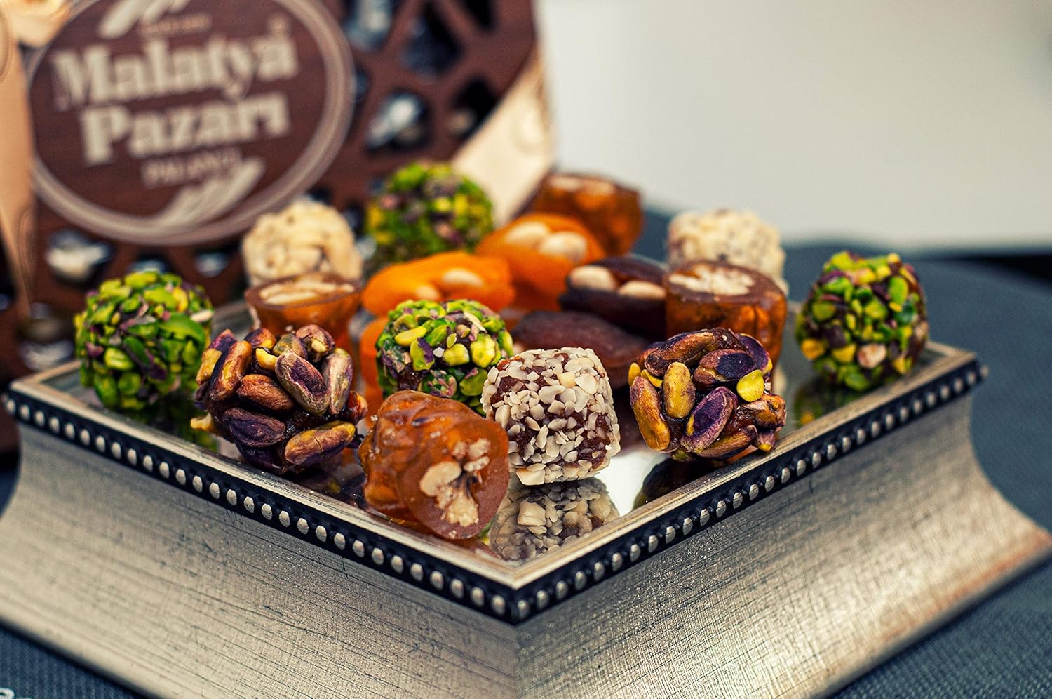 Malatya Pazari Premium Stuffed Dried Fruits & Turkish Delight Gift Box, Mixed Figs with Nuts, Apricots with Almonds, Walnut-Filled Delights, Pistachio-Coated Fruits, Gift Box, Unique Sweets, Halal, 19.4 oz (550 g)