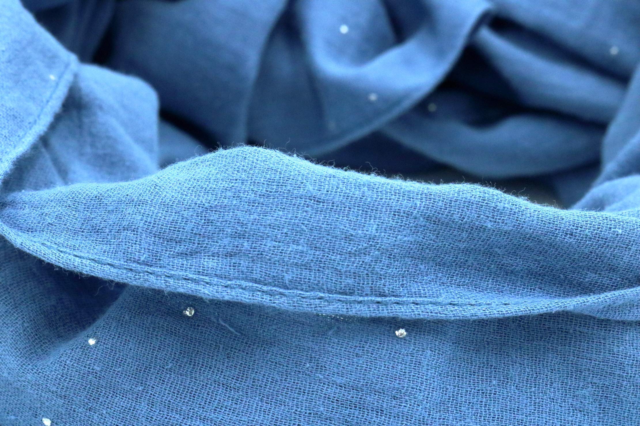 Weicher Baumwoll Musselin Loop Schal, Blau, mit silbernen Tropfen, für kalte Wintertage