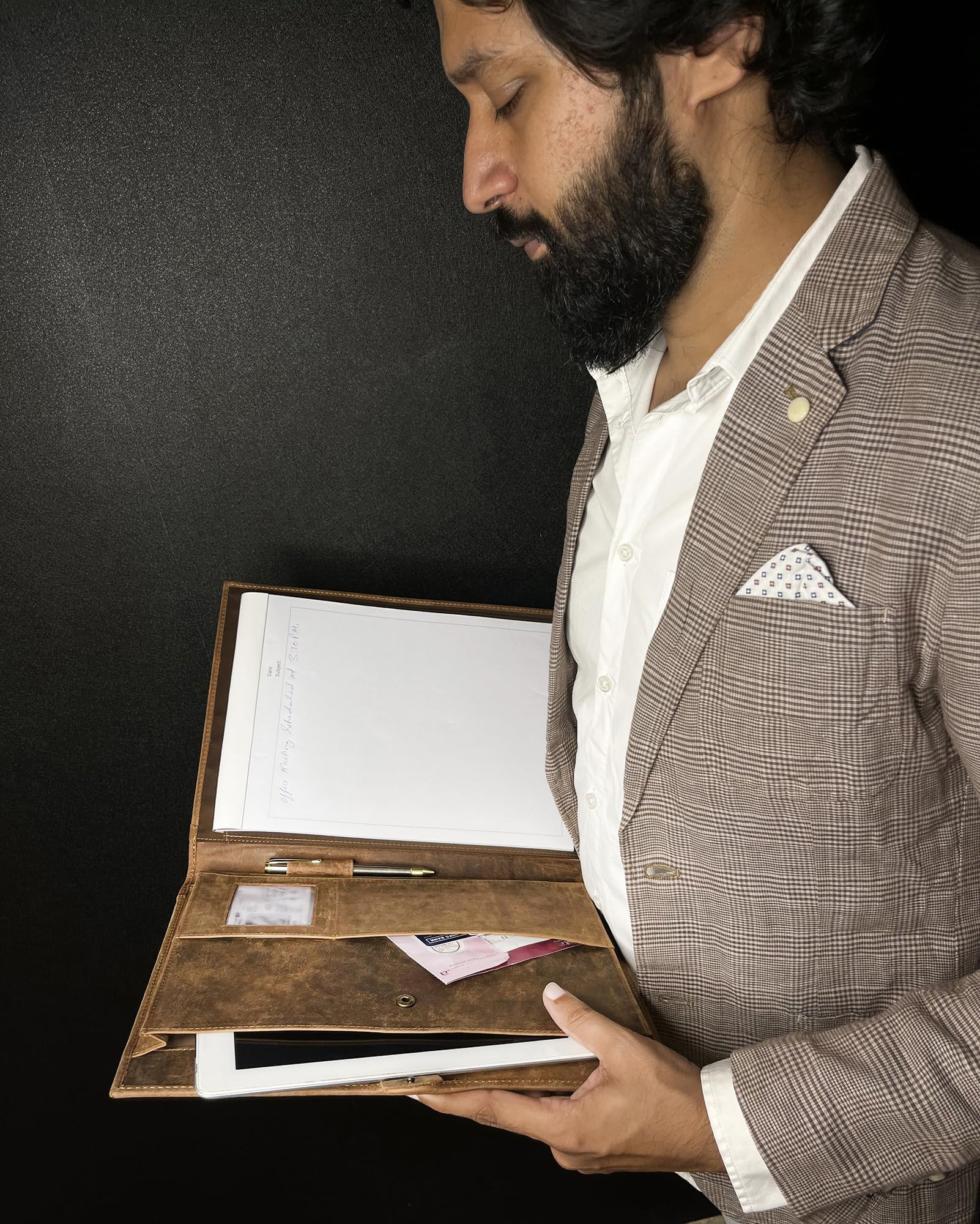 Conférencier en cuir A4 | Organiseur professionnel pour homme et femme | Portefeuille en cuir durable fait à la main avec pochettes pour documents et bloc-notes par Rustic Town (marron)