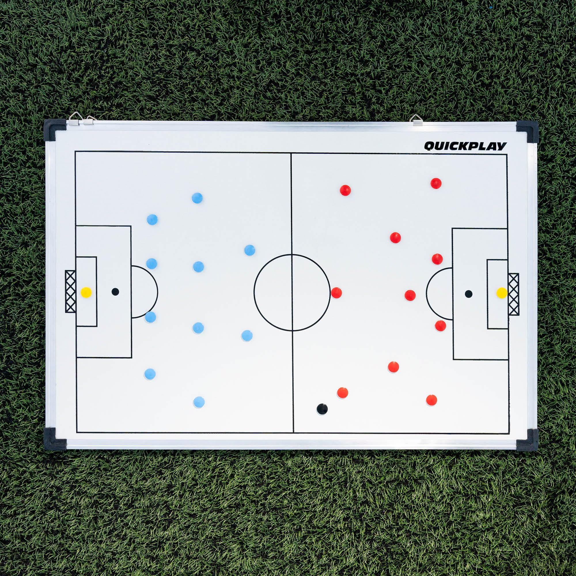 QUICKPLAY Football Coach - Tablero magnético de estrategia de una sola cara | Disponible en 2 tamaños (30 x 45 cm) y (60 x 90 cm) | Viene con imanes, marcador de borrado en seco y borrador