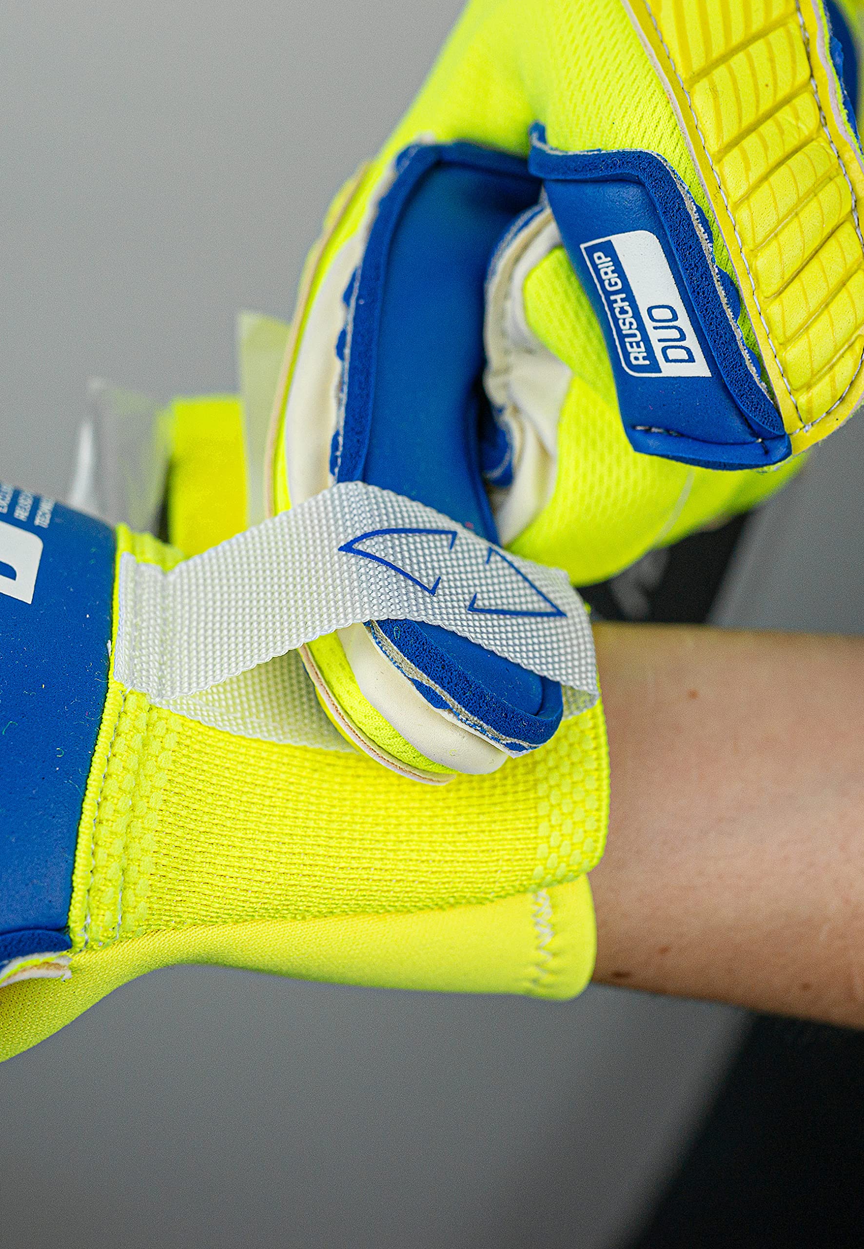 Reusch Attrakt Guanti da Portiere Unisex con Cucitura Interna E Rivestimento Grip Duo, Adatti per Tutte Le Superfici del Campo da Gioco, Calcio per Adulti Uomo