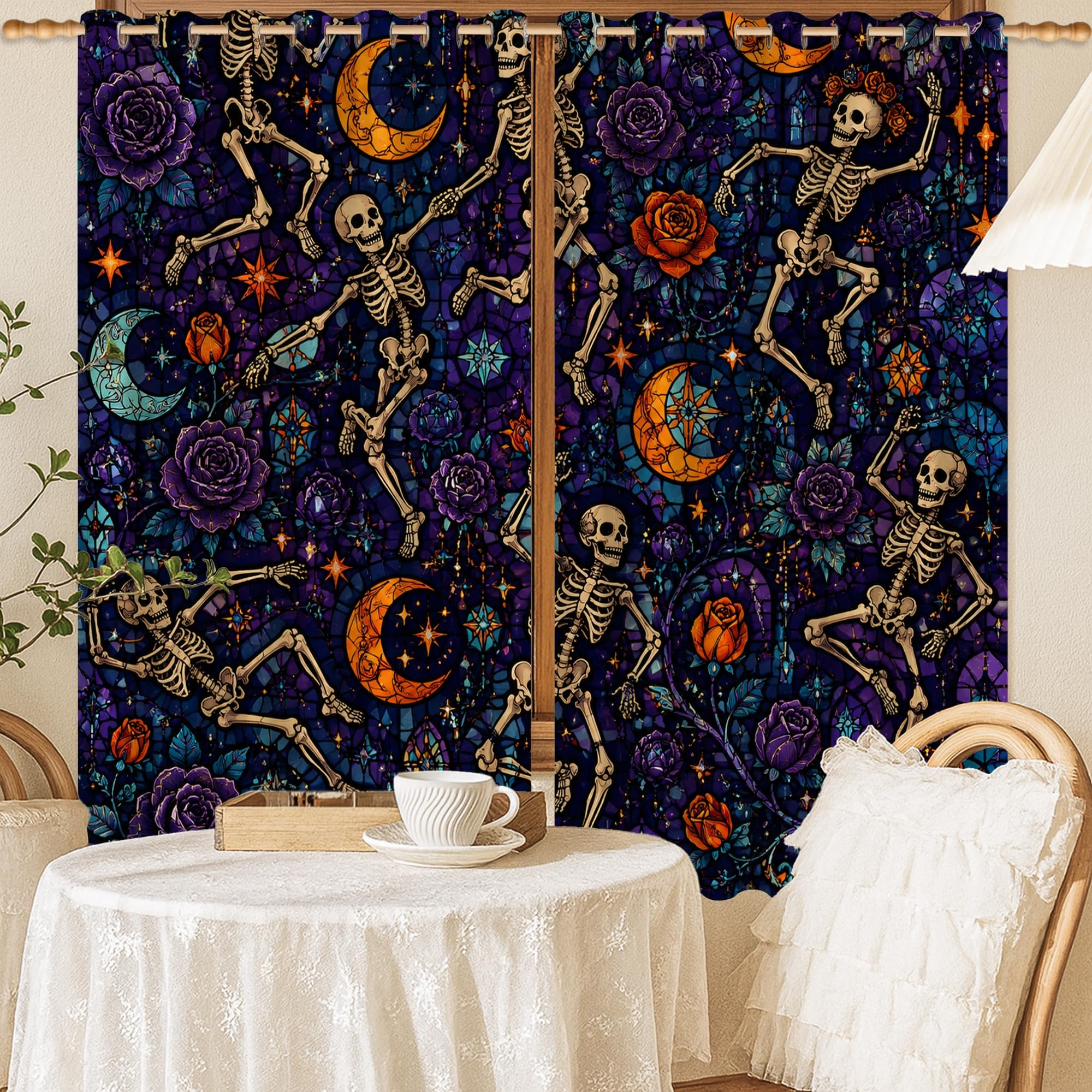 Rideaux occultants motif lune gothique pour sublimer l'ambiance d'un appartement