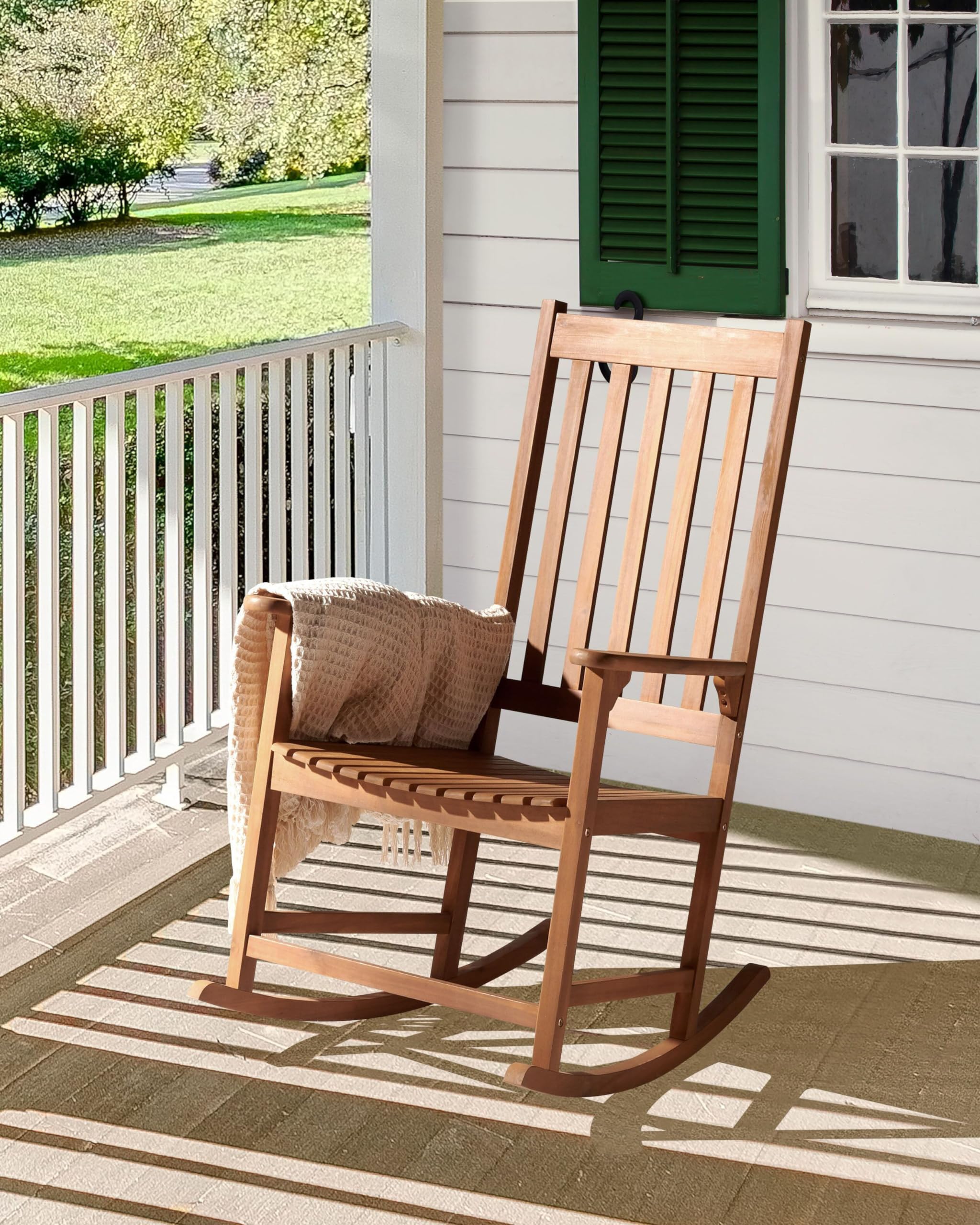 Beliani Chaise à Bascule en Acacia Bois Clair Haut Dossier et Assise Epaisse Classique Bojano