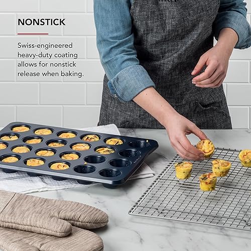 Miniatura 3 de KitchenAid Molde antiadherente para magdalenas con asas extendidas para un fácil agarre, acero aluminizado para promover la cocción uniforme, azul