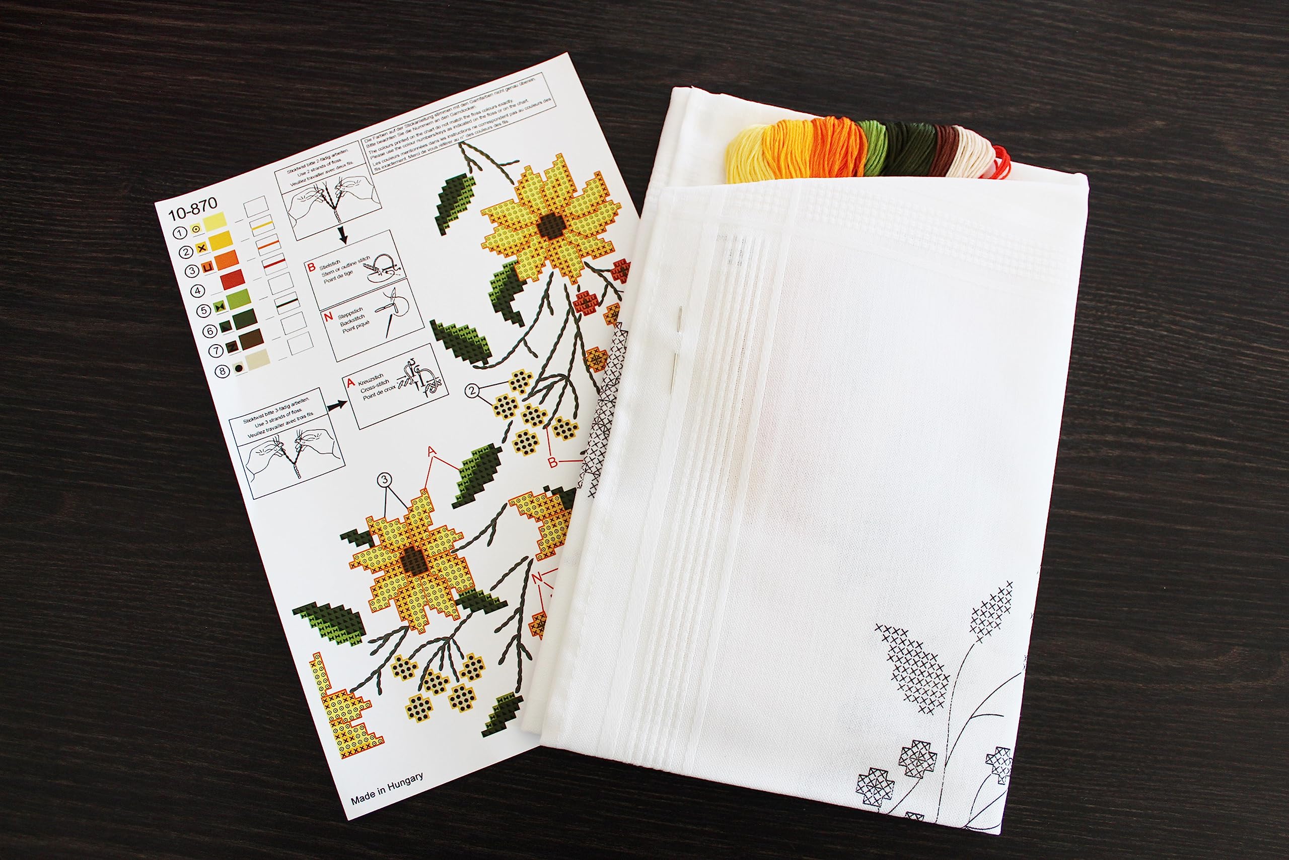 Charming Sonnenschein (Sunshine), kit da ricamo con meravigliosi fiori gialli; tovaglia centrotavola da ricamare 80 x 80 cm; punto croce già delineato; 100% cotone; altissima qualità; kit di cucito adatto a iniziare subito; Kamaca shop