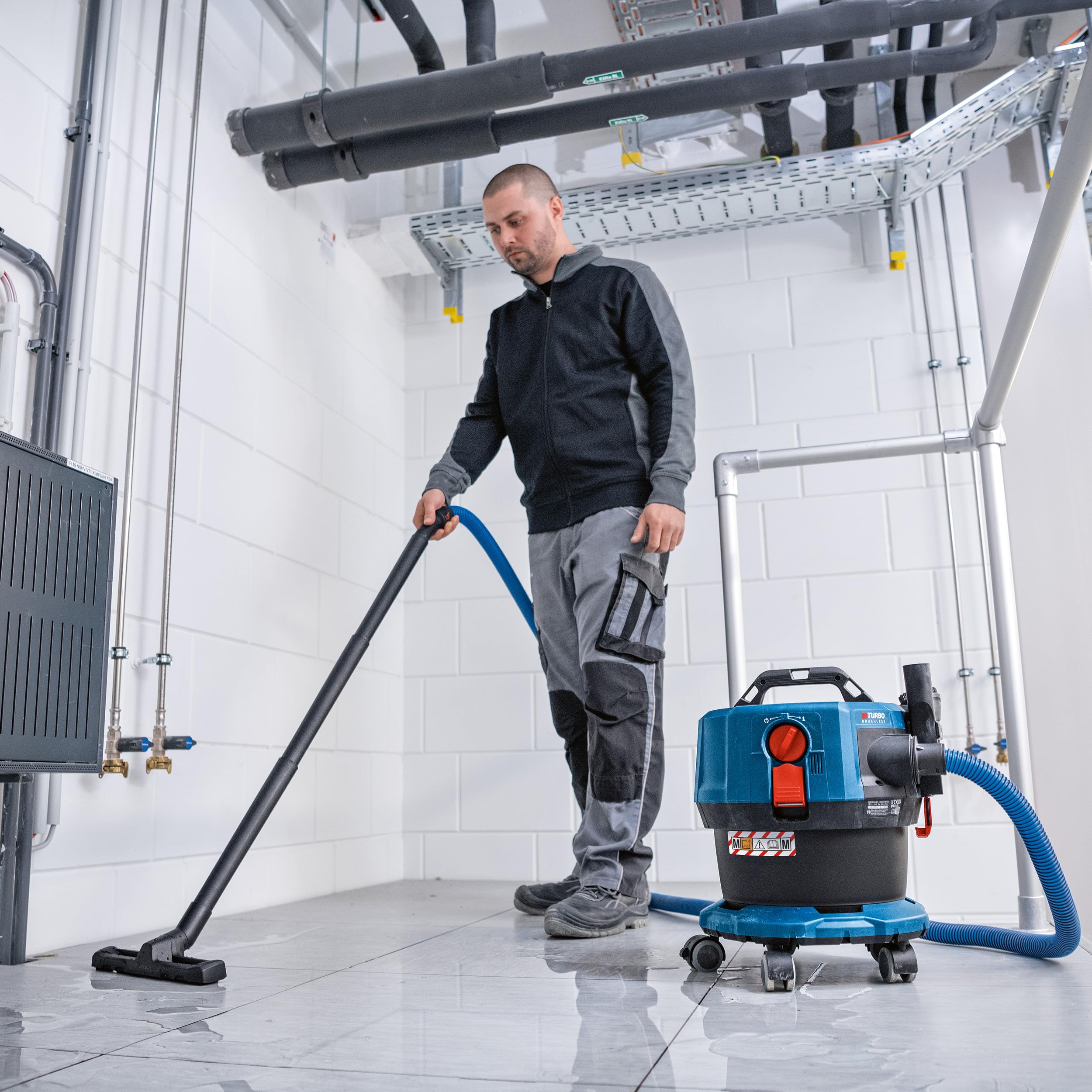 Bosch Professional 18V System aspirador de polvo a batería GAS 18V-12 MC (protección clase M, filtro HEPA, incl. GCT 30-42, 3 gomas elásticas, diversos accesorios, sin batería/cargador)