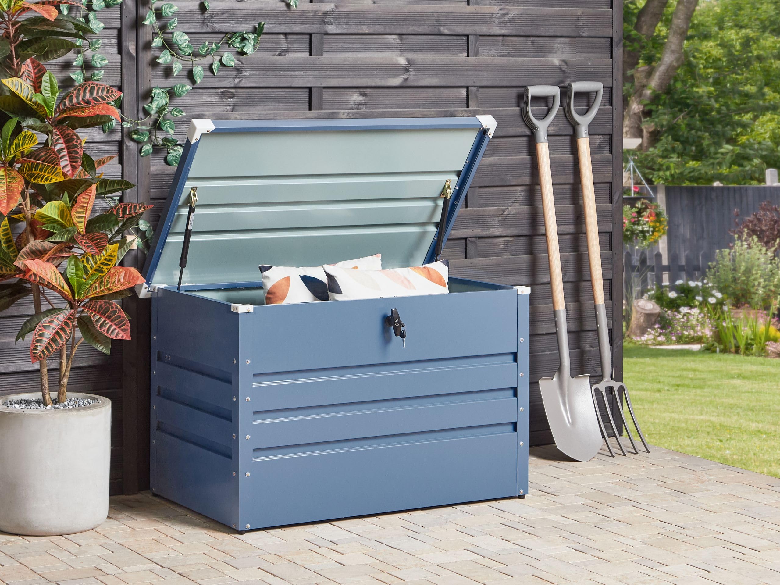 Beliani Metall-Gartentruhe 300 l blau Kissenbox Auflagenbox für die Terrasse wasserdicht Aufbewahrungsbox Gartenbox Cebrosa
