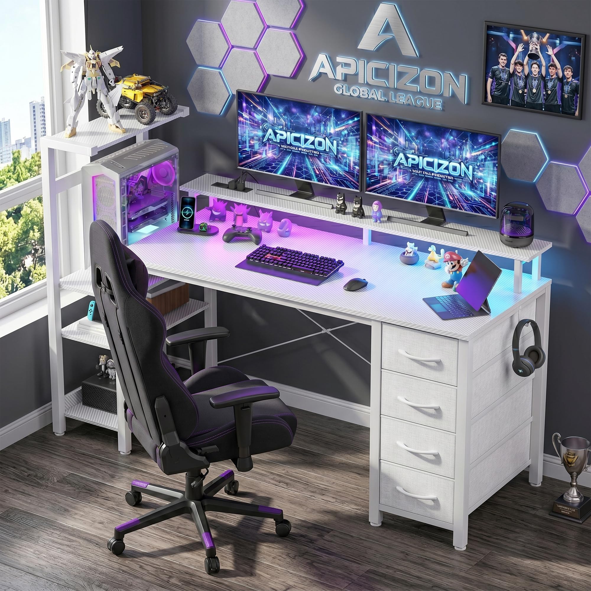 APICIZON Scrivania Gaming 150 cm con Libreria - Scrivania per PC Reversibile con Luci LED RGB, 2 Porte USB, Supporto per Cuffie e Portabicchieri, Effetto Carbonio Bianco