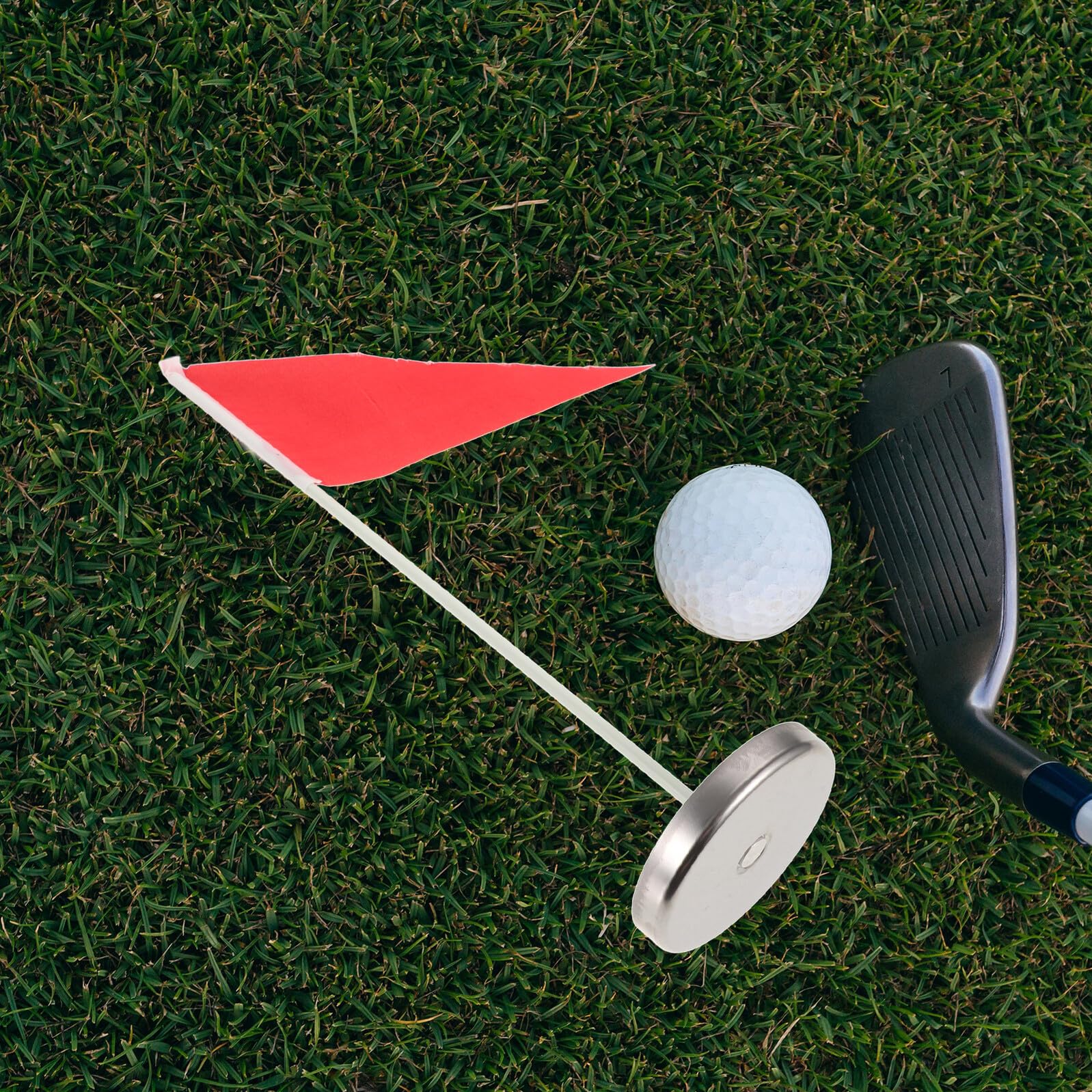 POPETPOP Lot de 2 Drapeaux de Golf Portables avec Coupelles Inox 10 CM Trous de Putting pour Entraînement Intérieur et Extérieur Accessoires de Golf Résistants aux Intempéries Cible