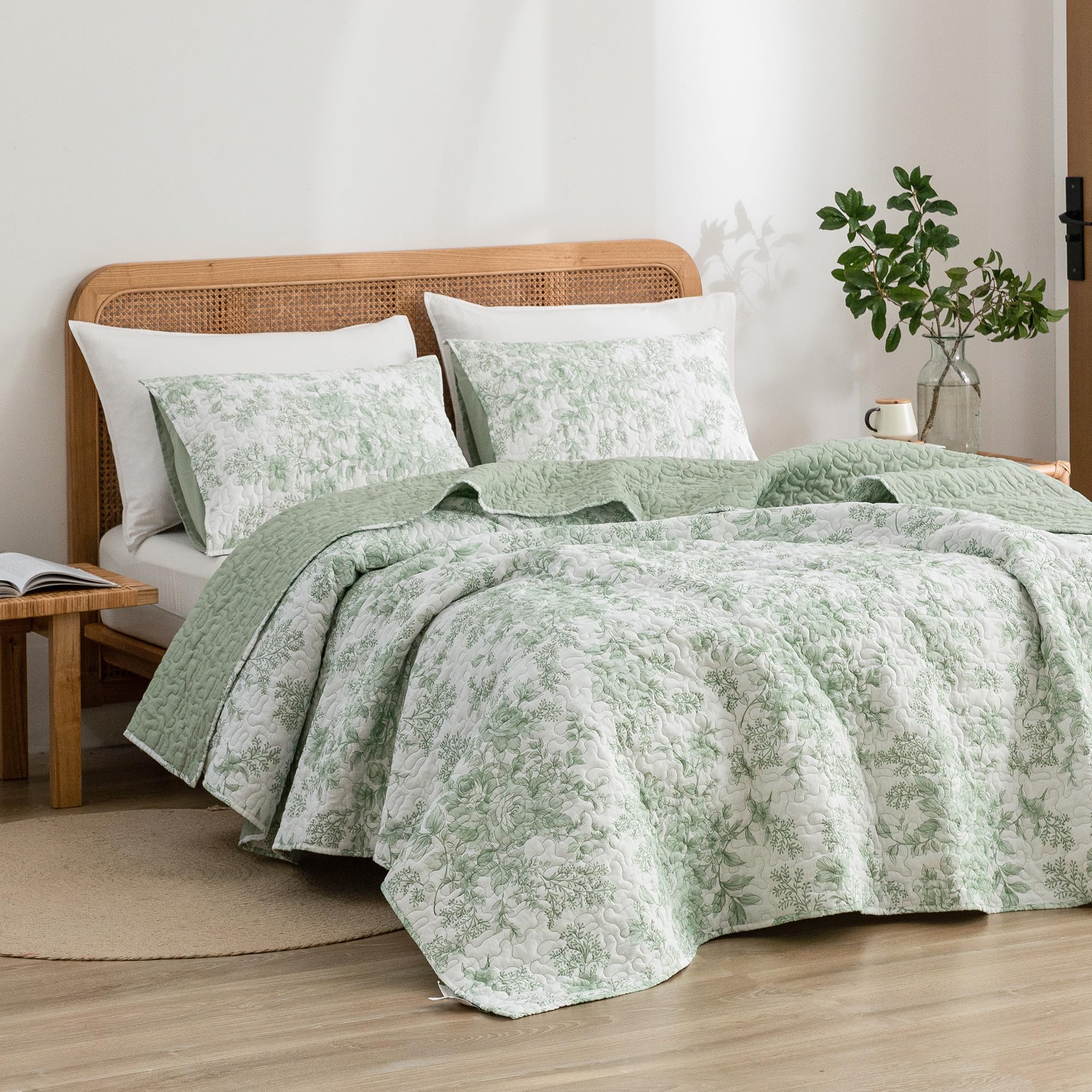 Wonderful Sage Green Floral Quilt Set Queen Size Cotton Stitch Bedding, Lightweight Comforter with Pillow Shams 3pcs Soft Cabin Bedspread Coverlet for All Season design may vary 